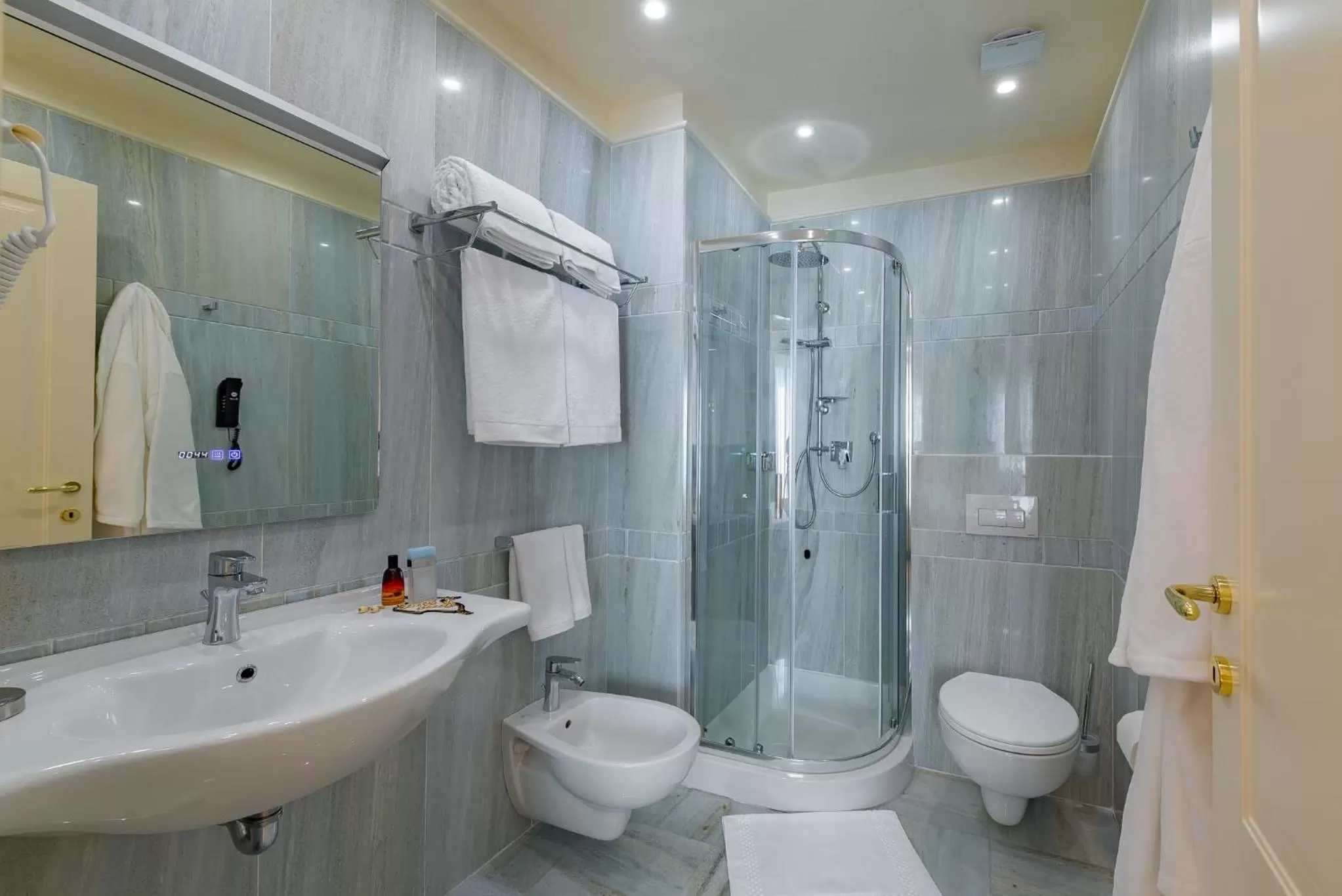 Bathroom in La Paloma Blanca Hotel