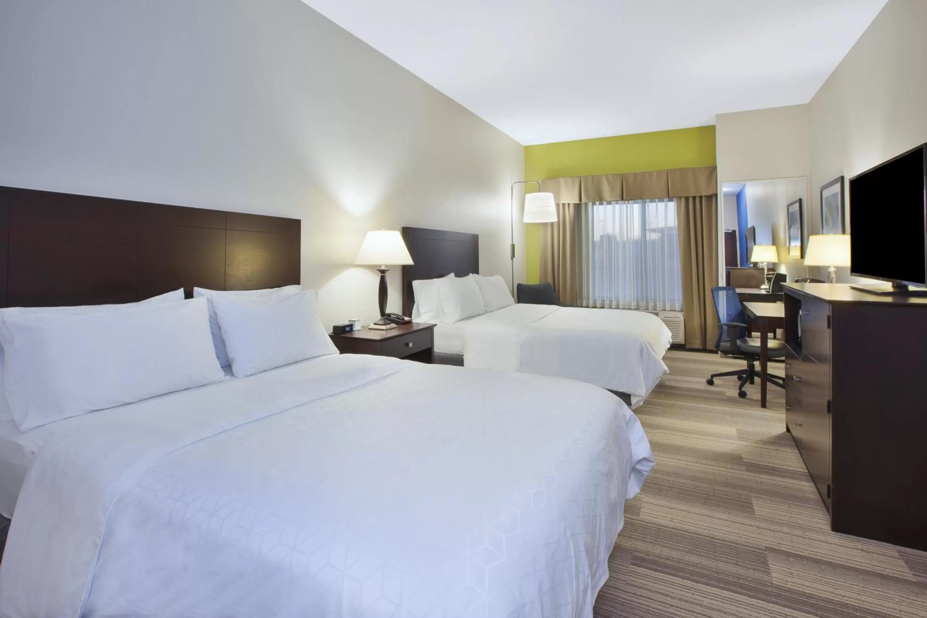 Photo of the whole room, Bed in Holiday Inn Express Niles by IHG