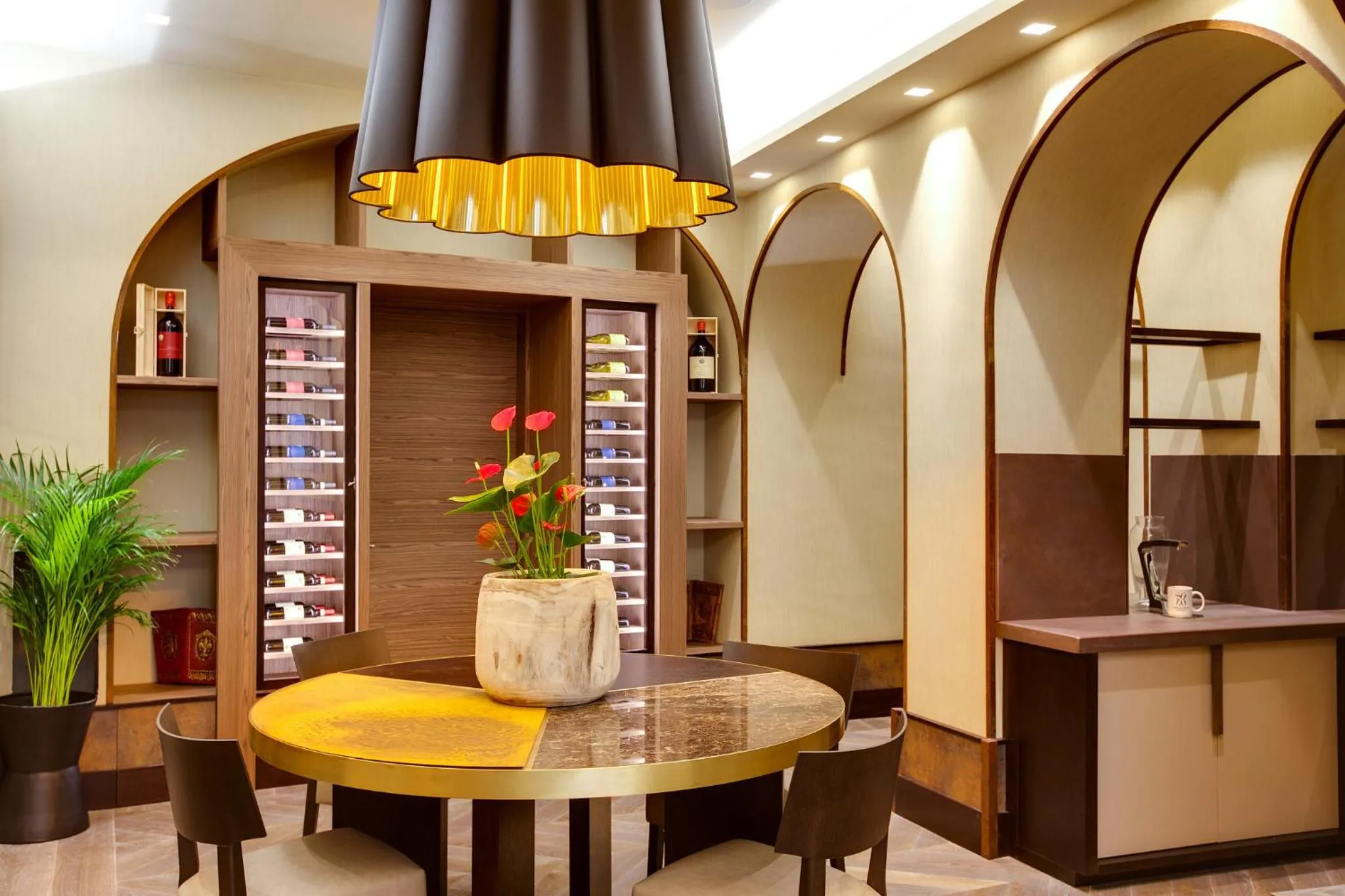 Restaurant/places to eat in Solo Experience Hotel