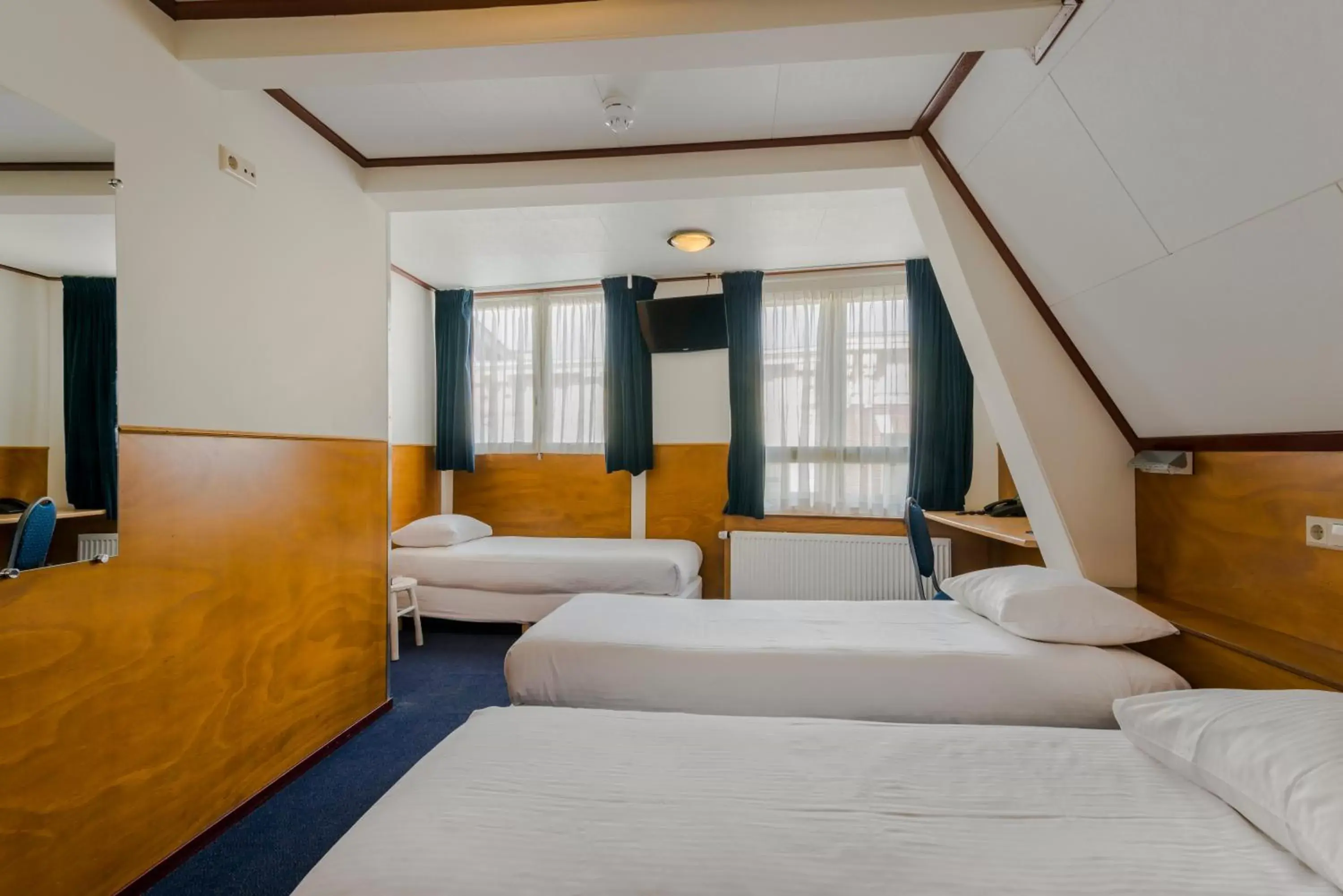 Triple Room with Bathroom in Hotel van Gelder Triple Room with Bathroom in Hotel van Gelder