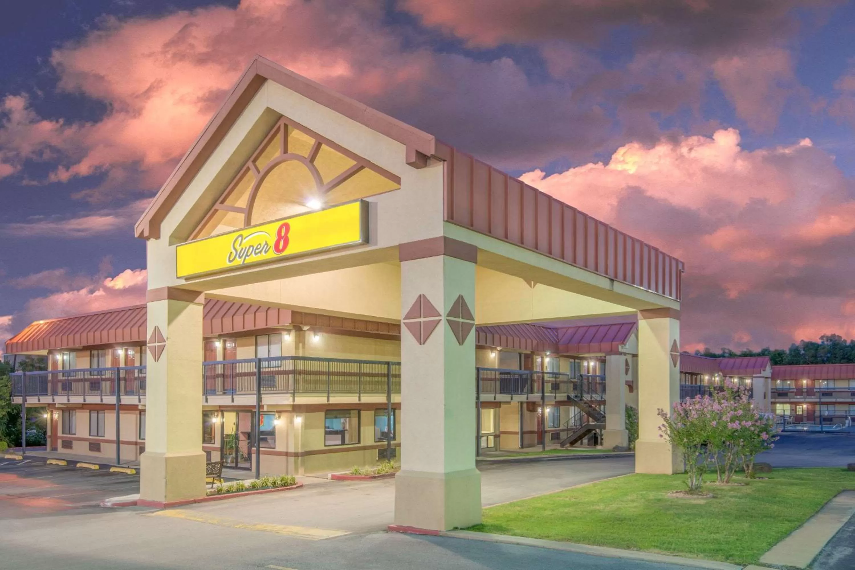 Super 8 by Wyndham Tulsa - Route 66