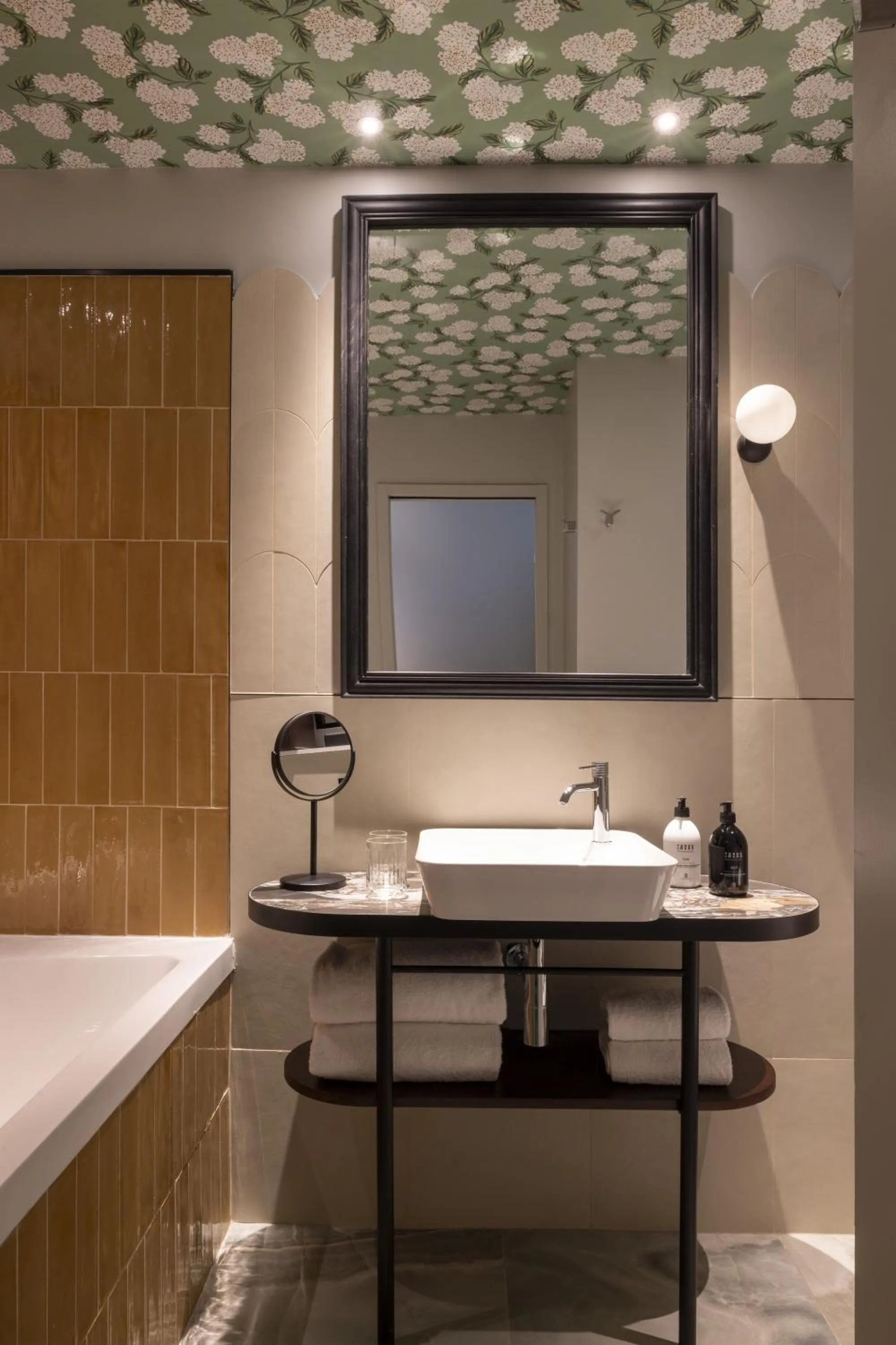 Bathroom in Hotel L de Lutece - Notre-Dame