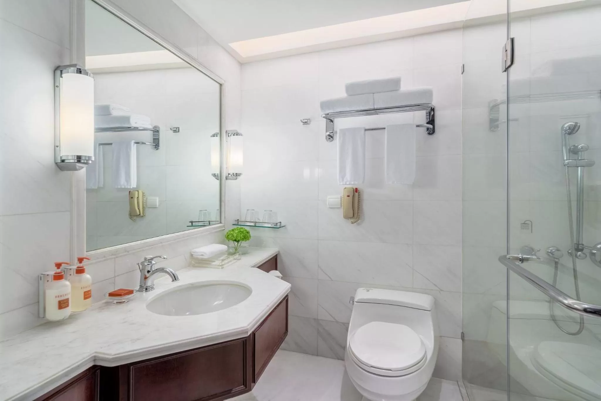 Bathroom in Crowne Plaza Hotel & Suites Landmark Shenzhen by IHG