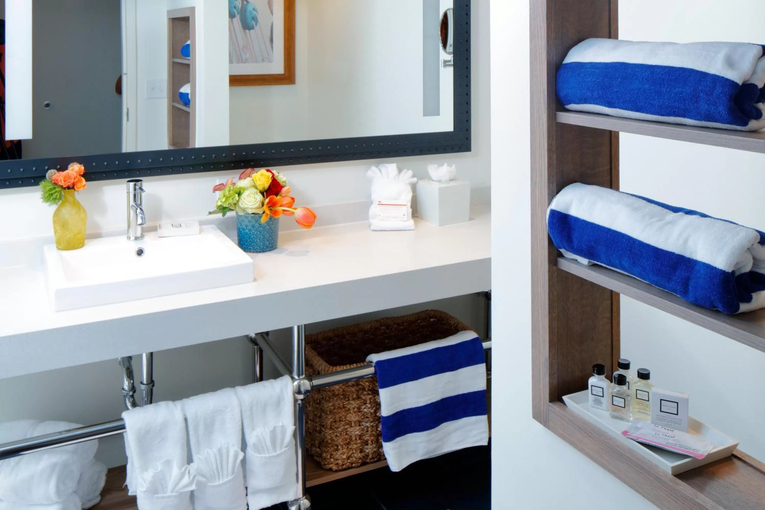 Bathroom, Bed in Hotel Indigo Orange Beach - Gulf Shores by IHG