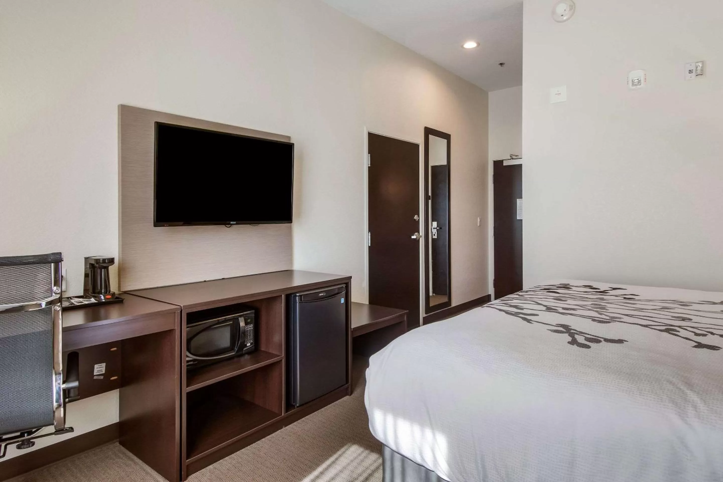 Photo of the whole room, Bed in Sleep Inn Boardman