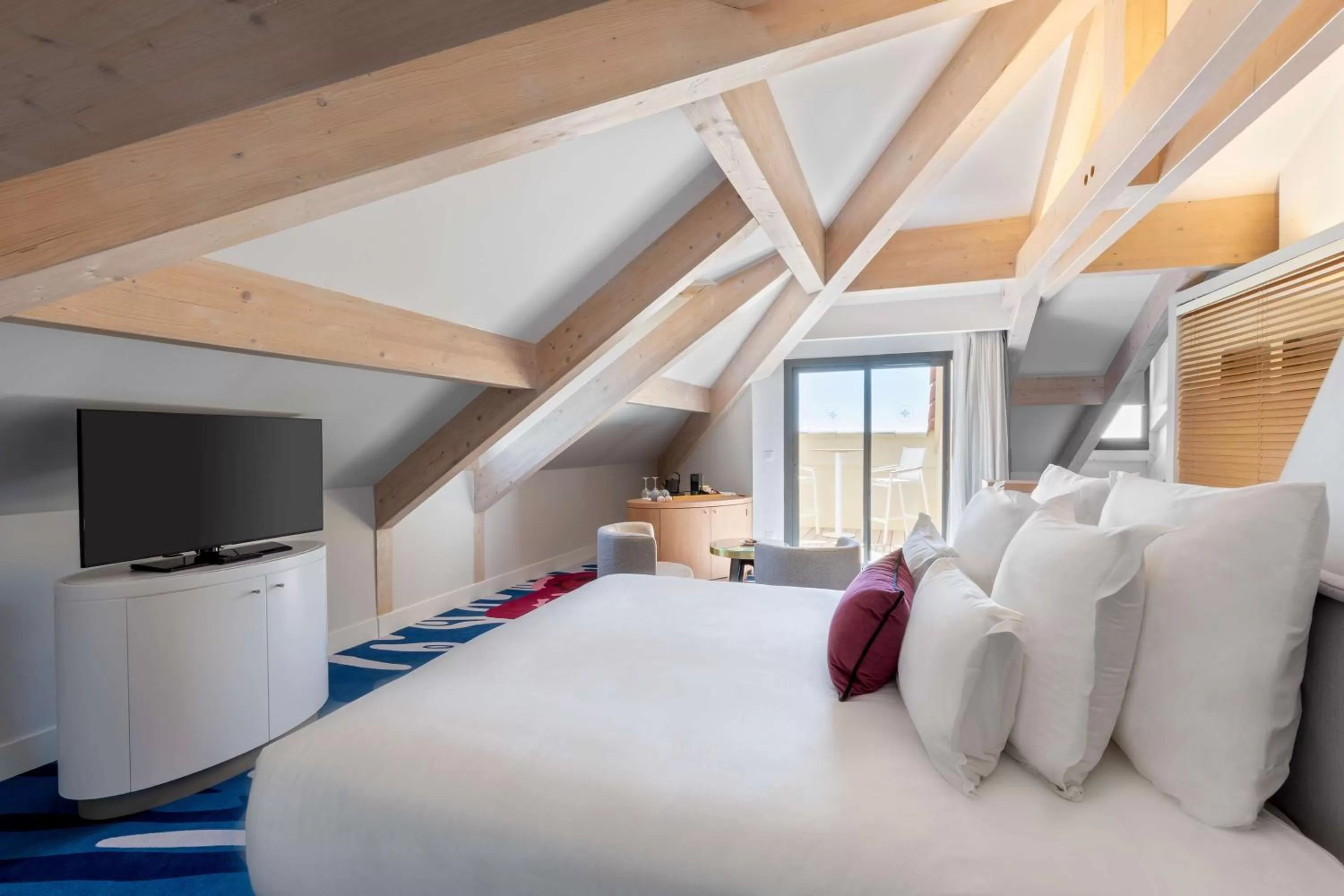 Bed in Eden Rose Grand Hotel BW Premier Collection