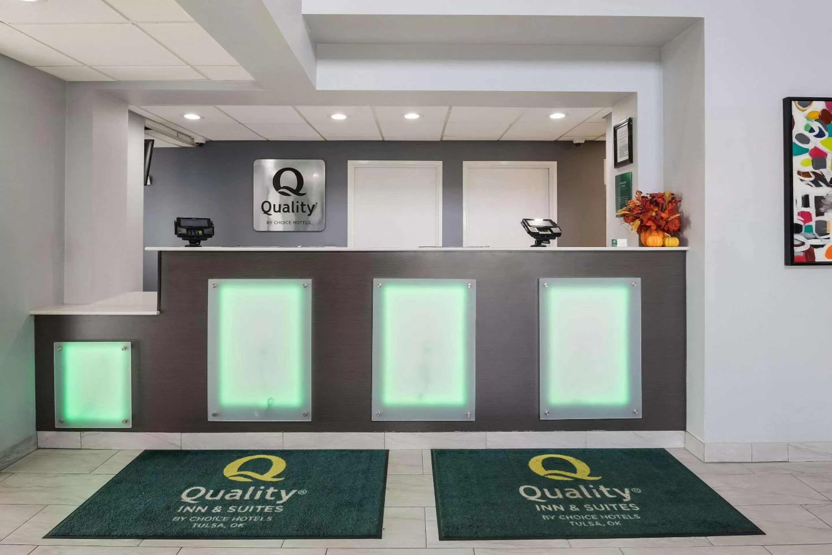 Lobby or reception in Quality Suites Tulsa I-44