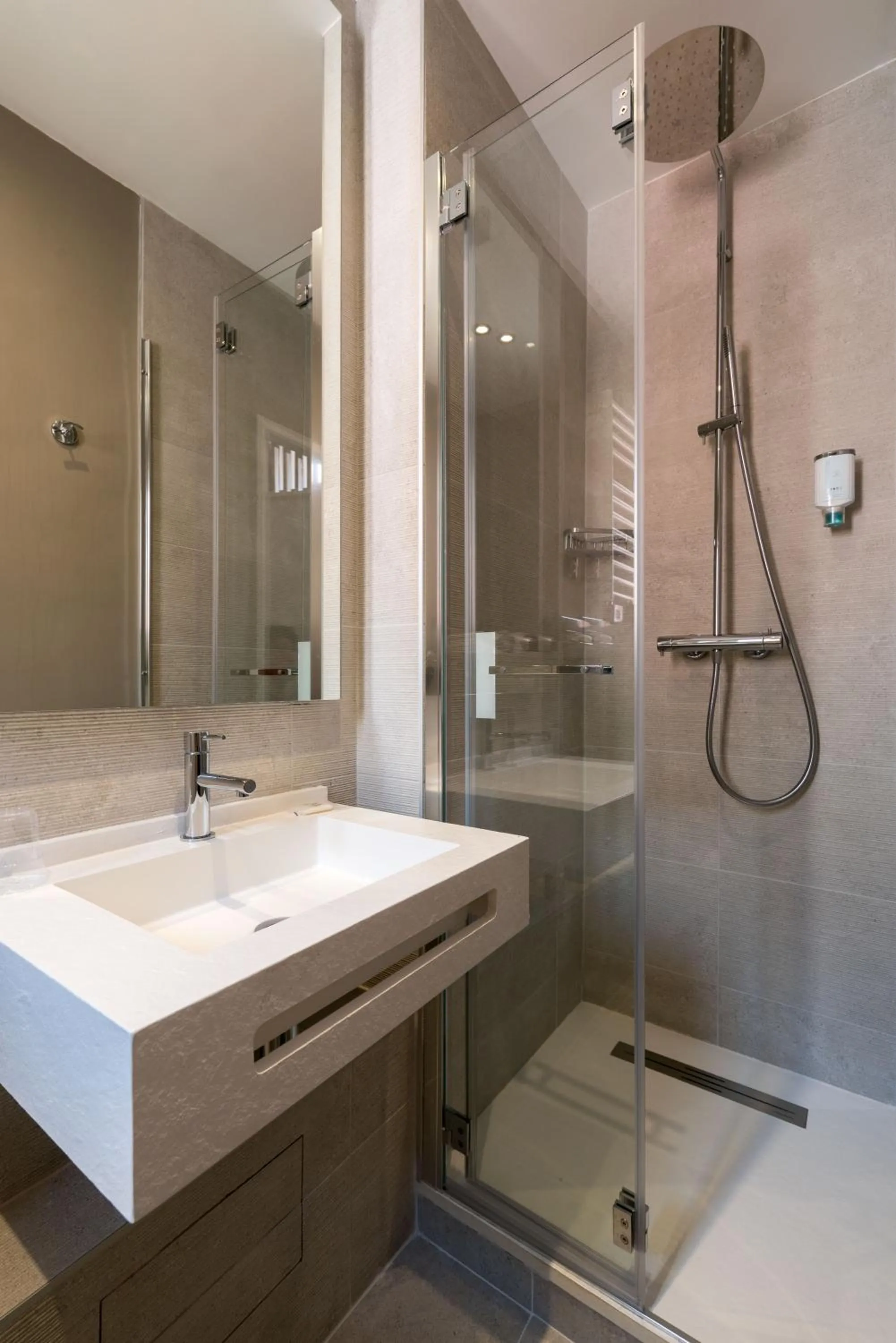 Shower in Hôtel La Villa Tosca