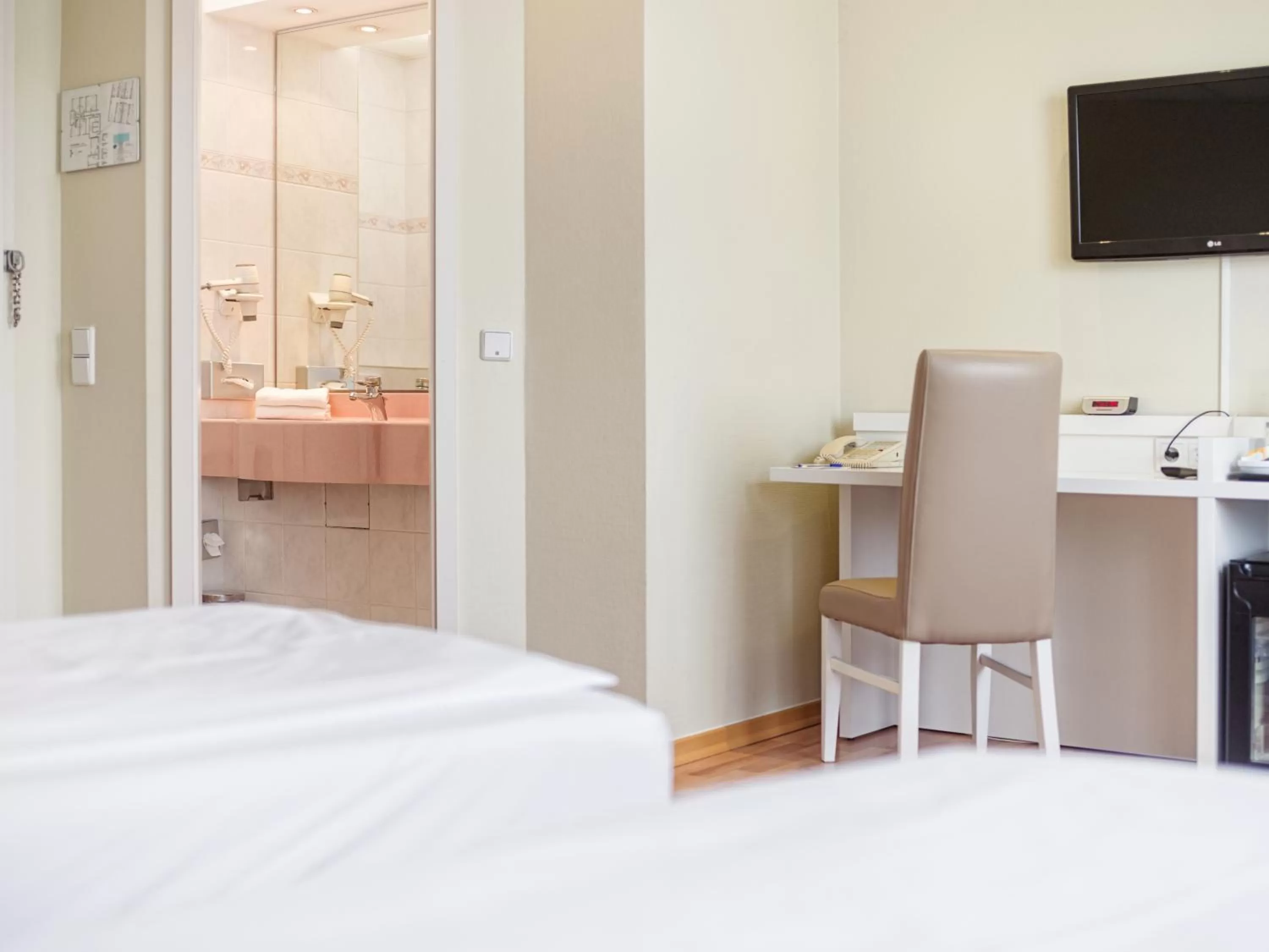 Photo of the whole room, Bed in Hotel am Schloß Köpenick by Golden Tulip