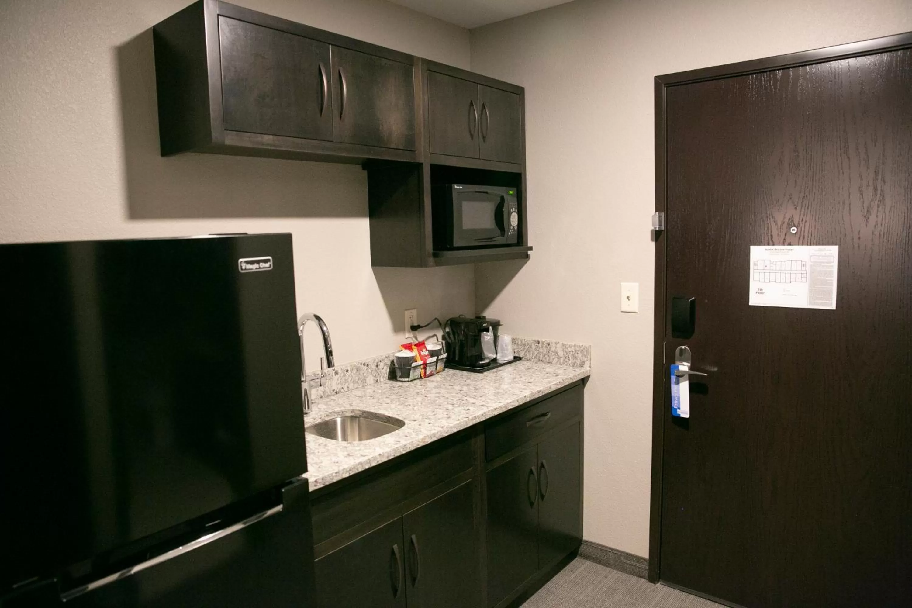 Kitchen or kitchenette, Kitchen/Kitchenette in Berlin Encore Hotel & Suites