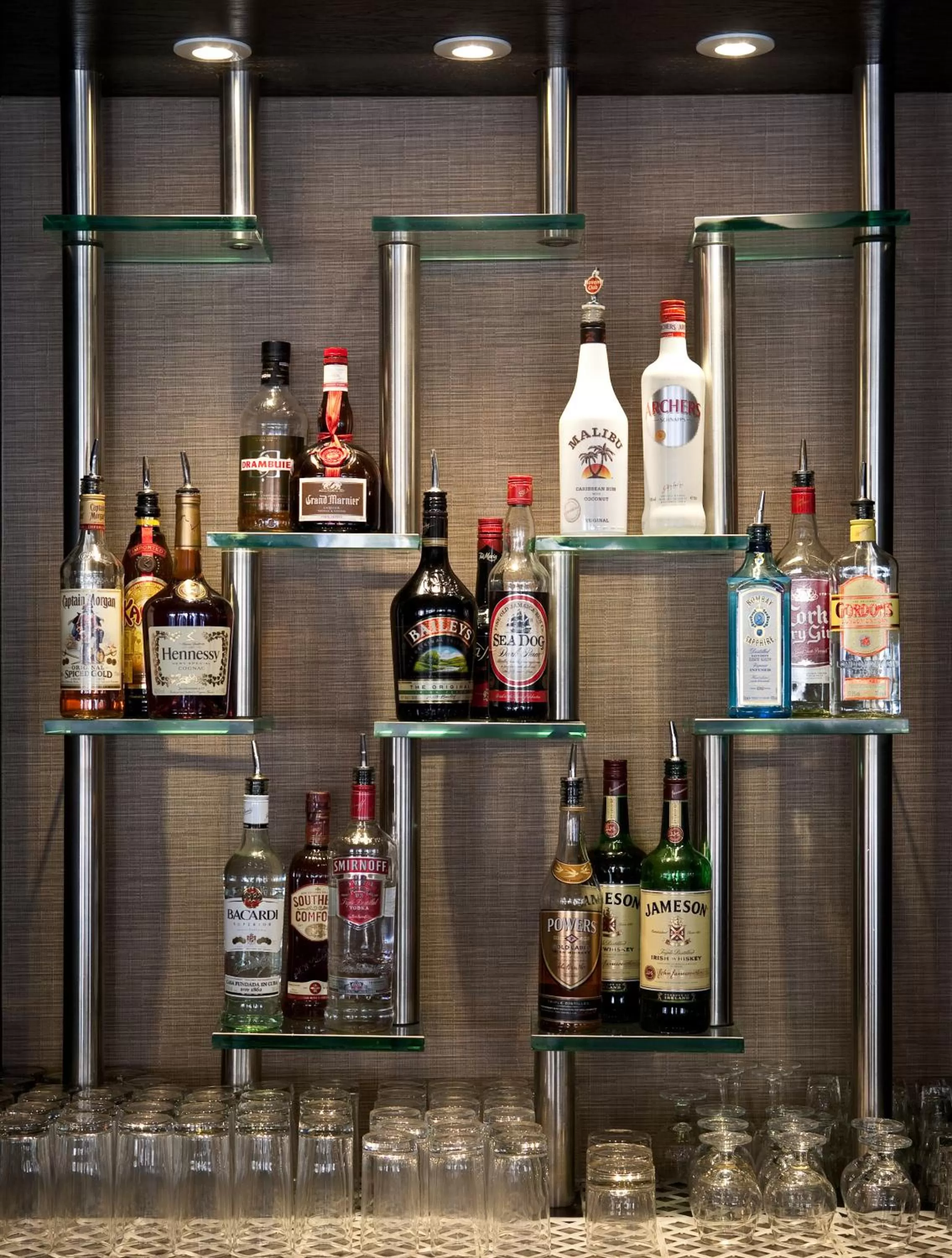 Lounge or bar in Leonardo Hotel Dublin Christchurch