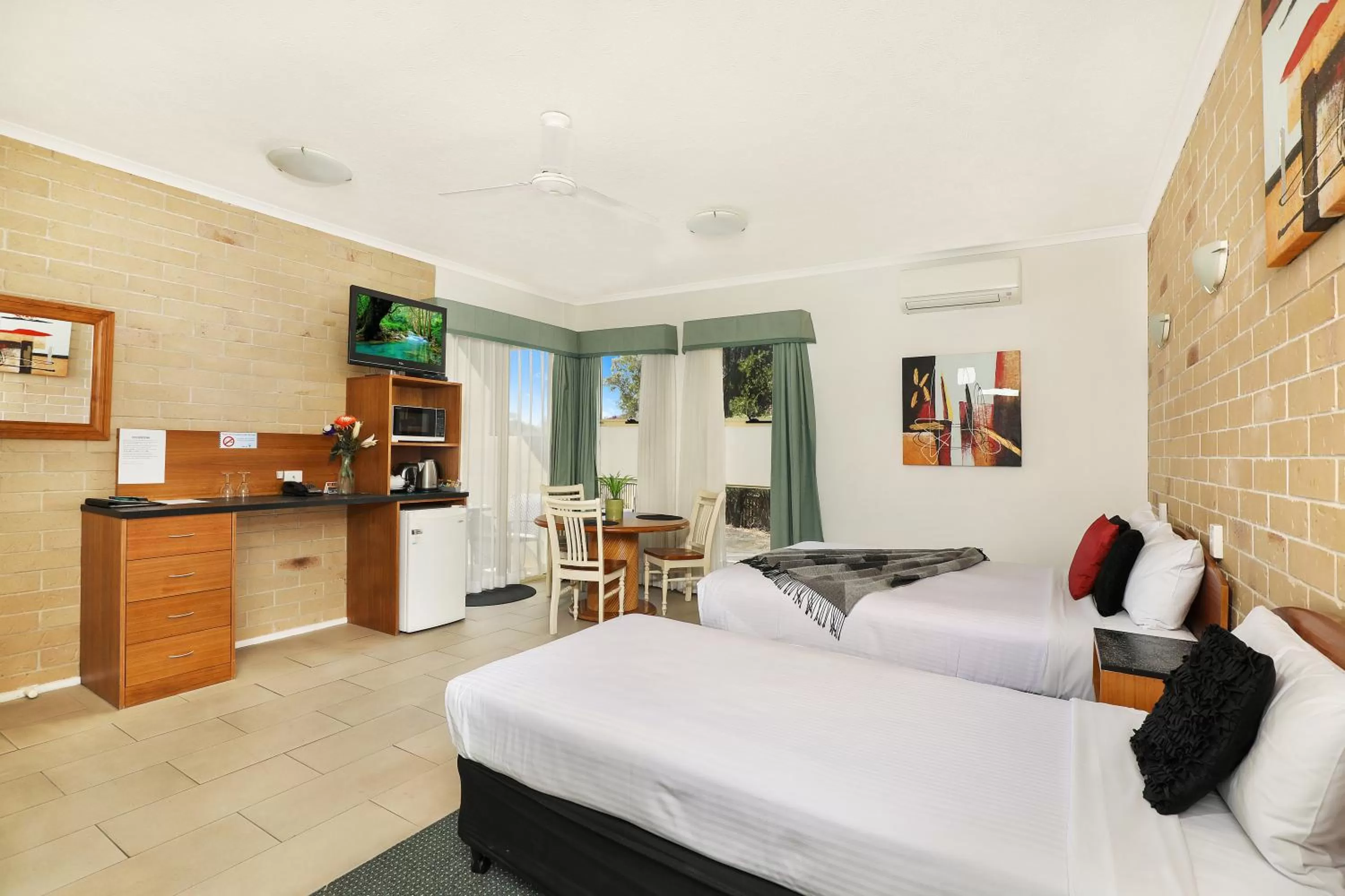 Shower, Bed in Caboolture Riverlakes Boutique Motel