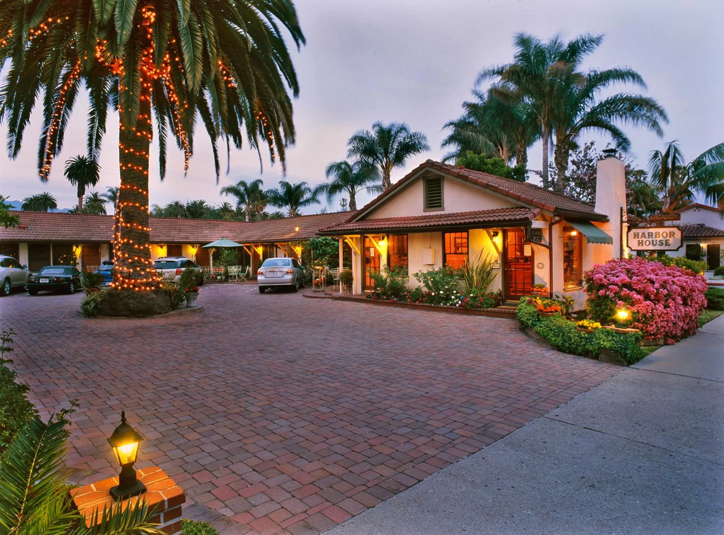 Facade/entrance in Harbor House Inn