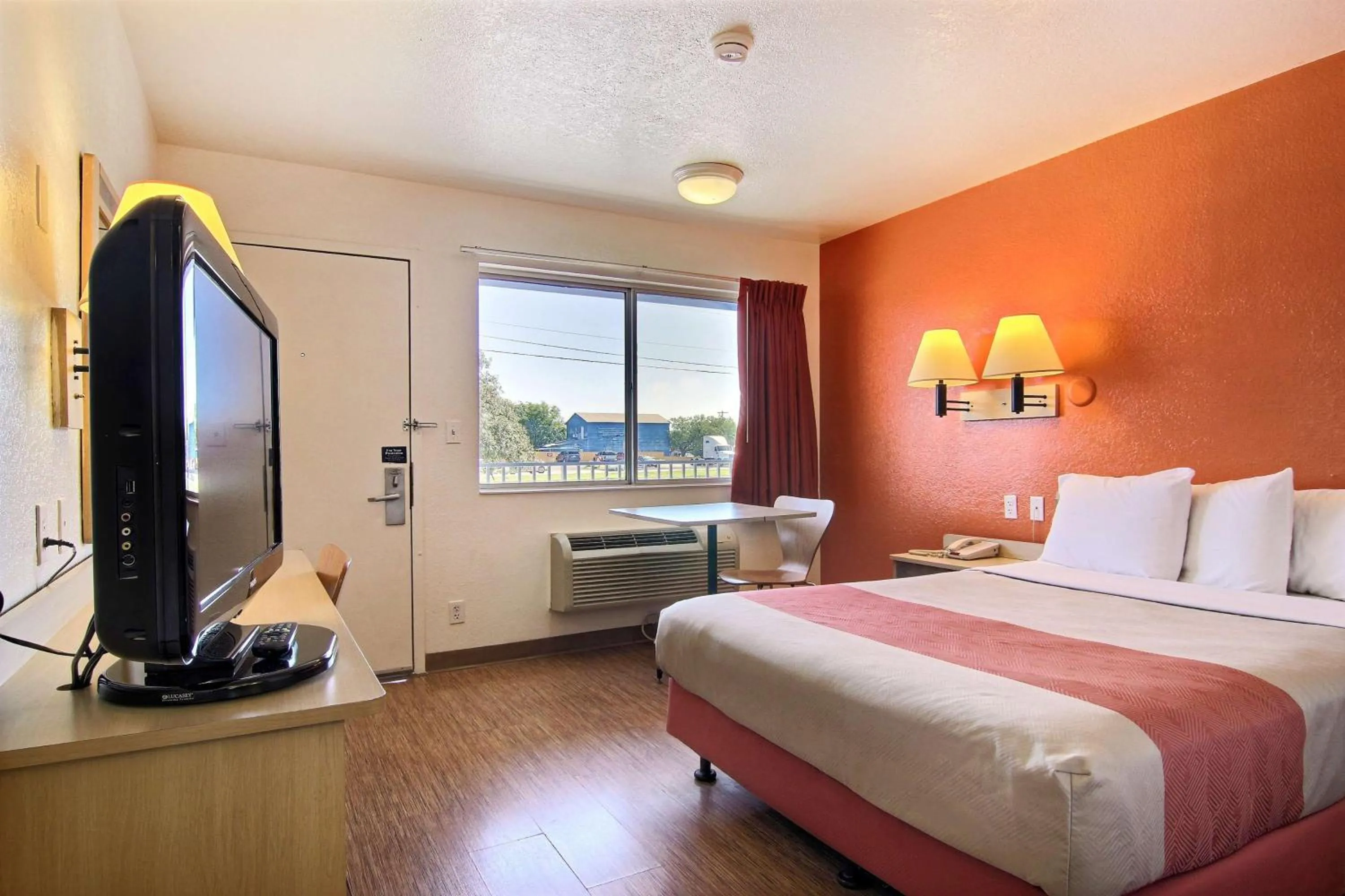 TV and multimedia, Bed in Motel 6-San Angelo, TX