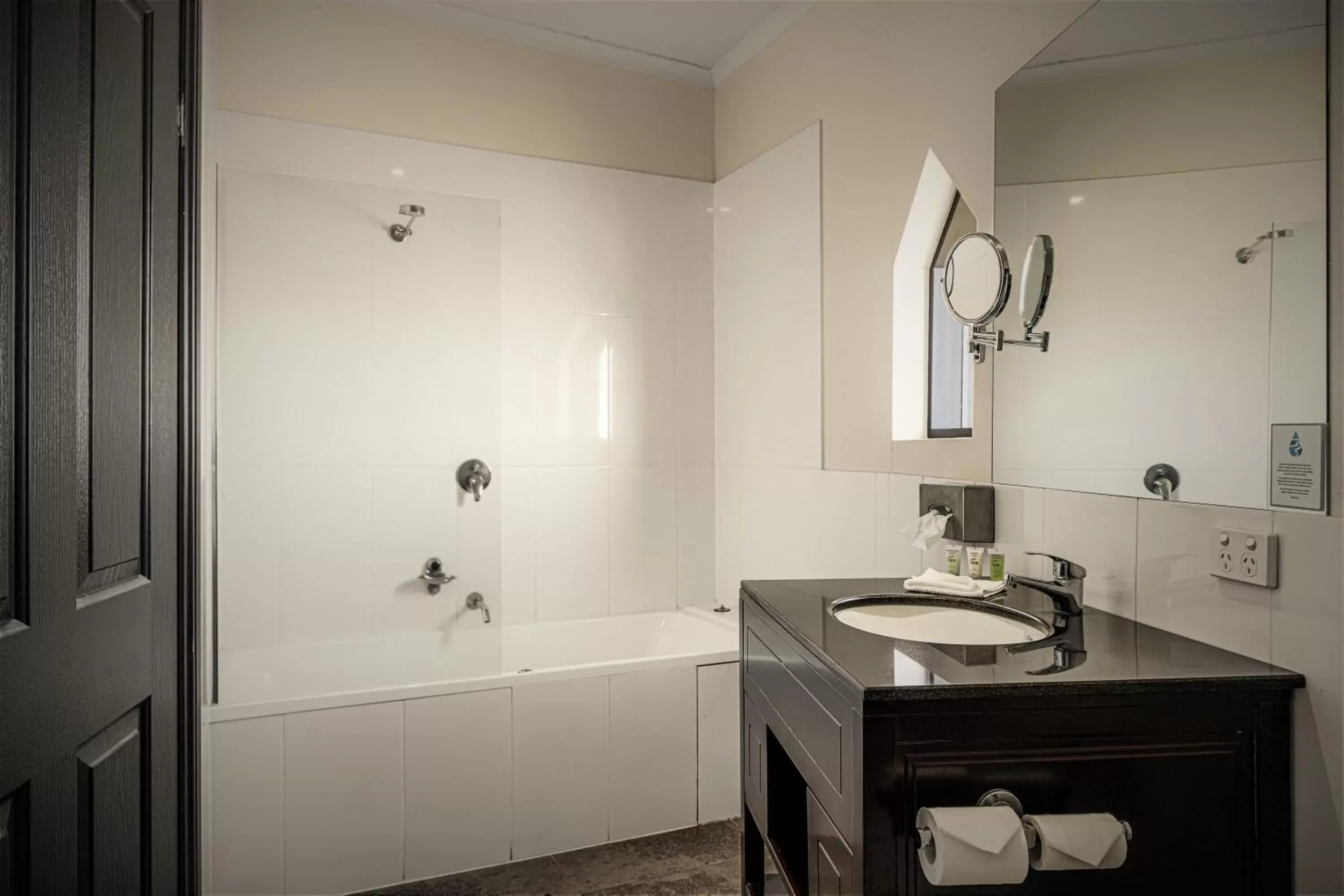 Queen Suite with Spa Bath in BIG4 Kryal Castle Holiday Park Ballarat Queen Suite with Spa Bath in BIG4 Kryal Castle Holiday Park Ballarat