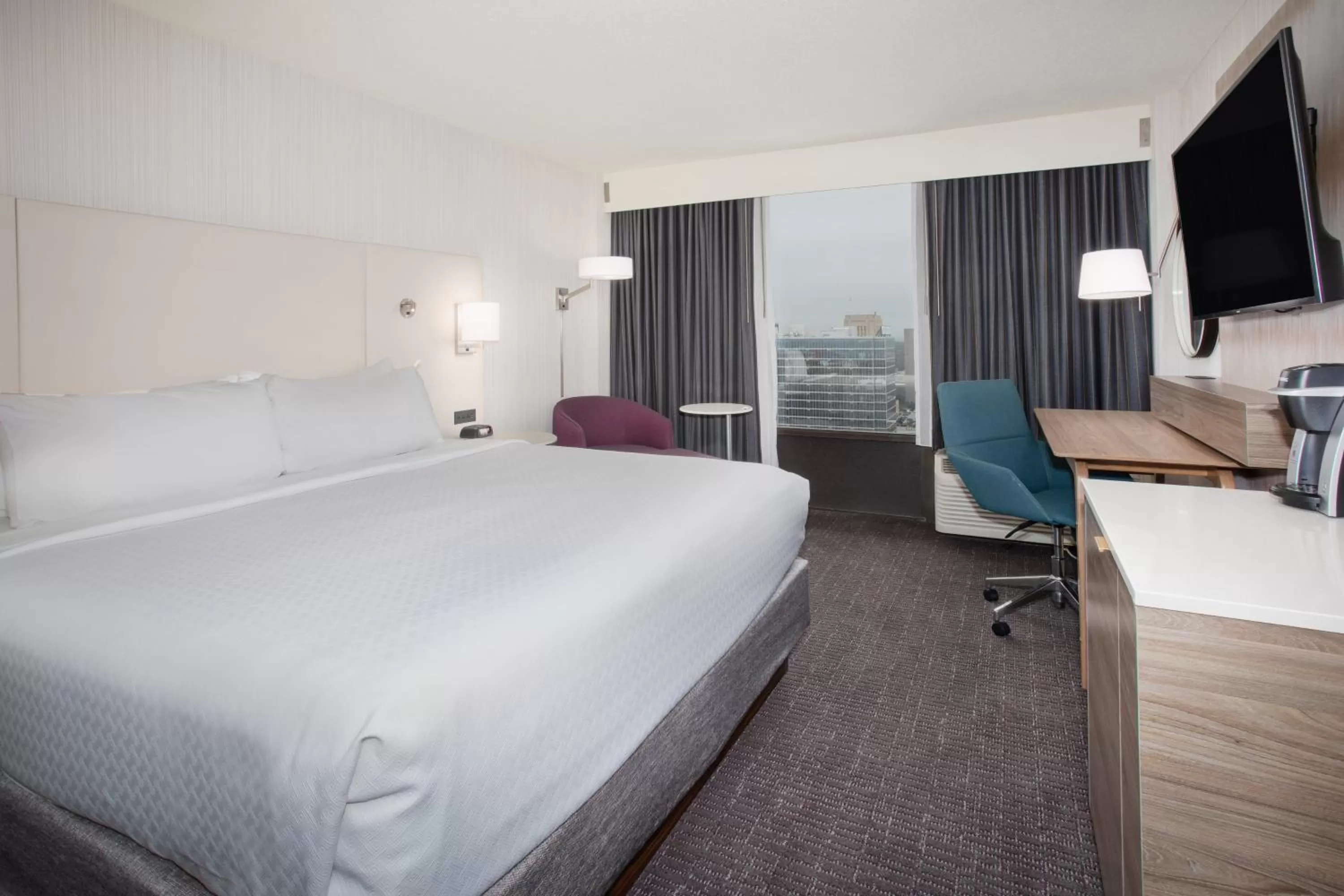Photo of the whole room, Bed in Crowne Plaza Kansas City Downtown by IHG