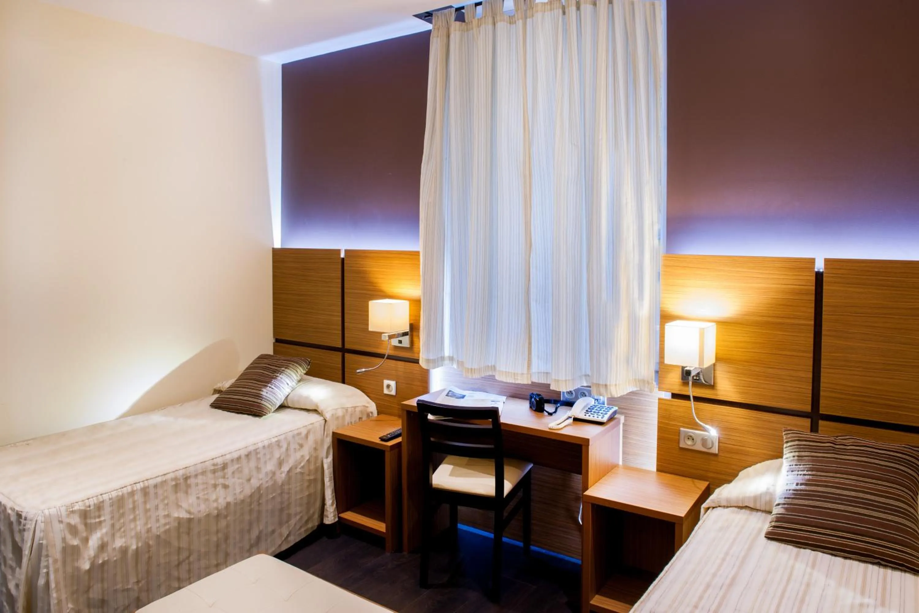 Bedroom, Bed in Hôtel La Source