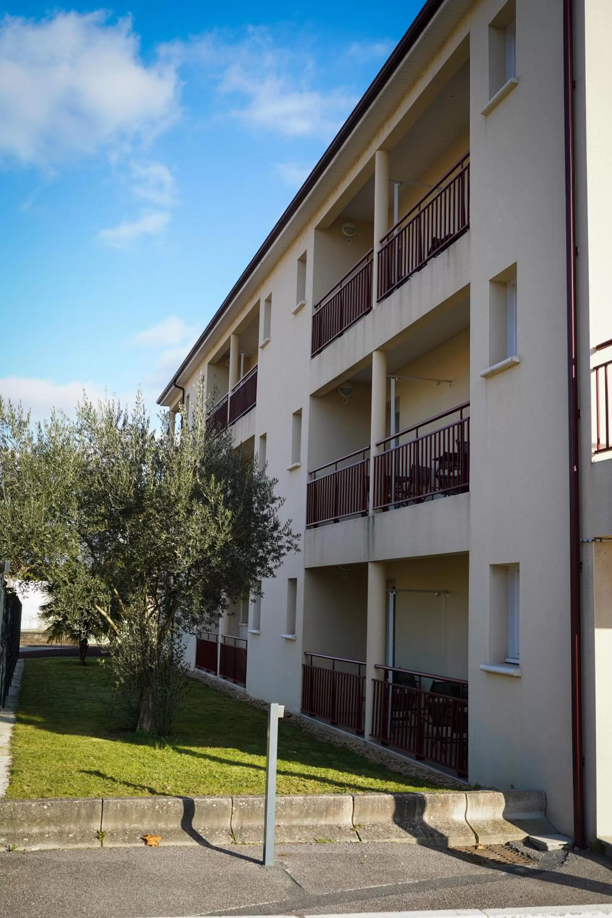 Facade/entrance in Apparts Confort 87