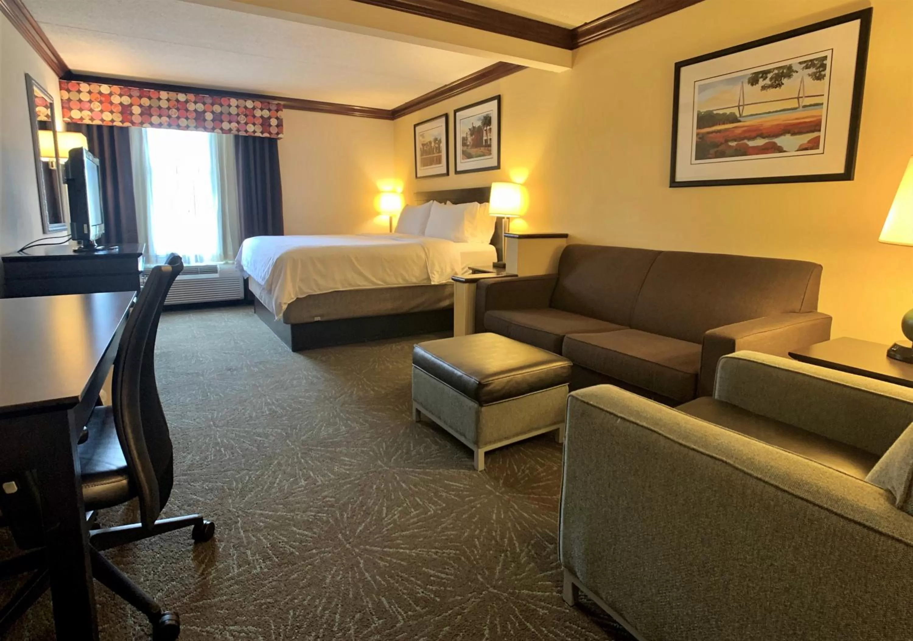 Photo of the whole room, Bed in Holiday Inn Express Hotel & Suites Charleston - Northwoods by IHG