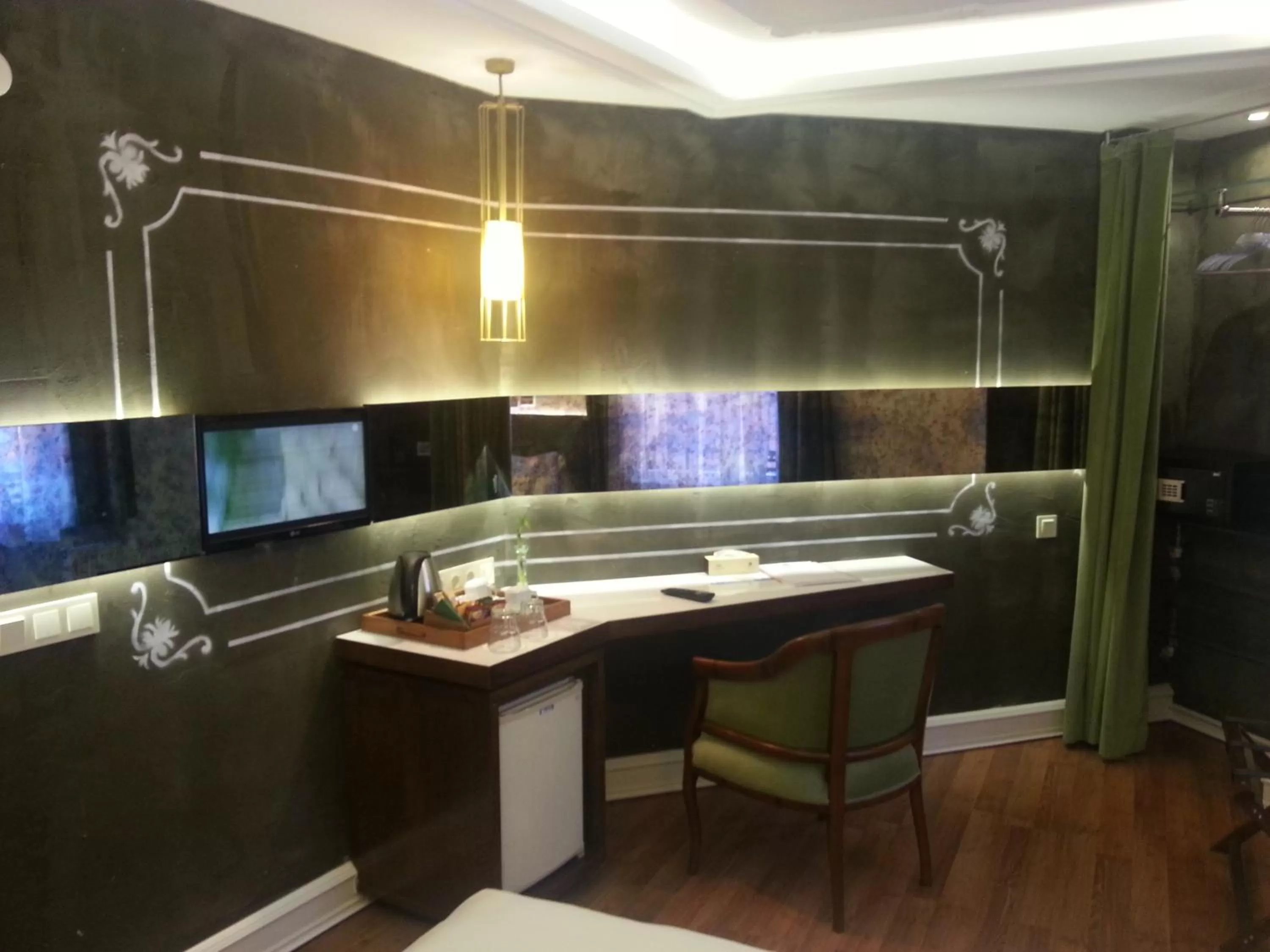 Photo of the whole room in Hotel Niles Istanbul