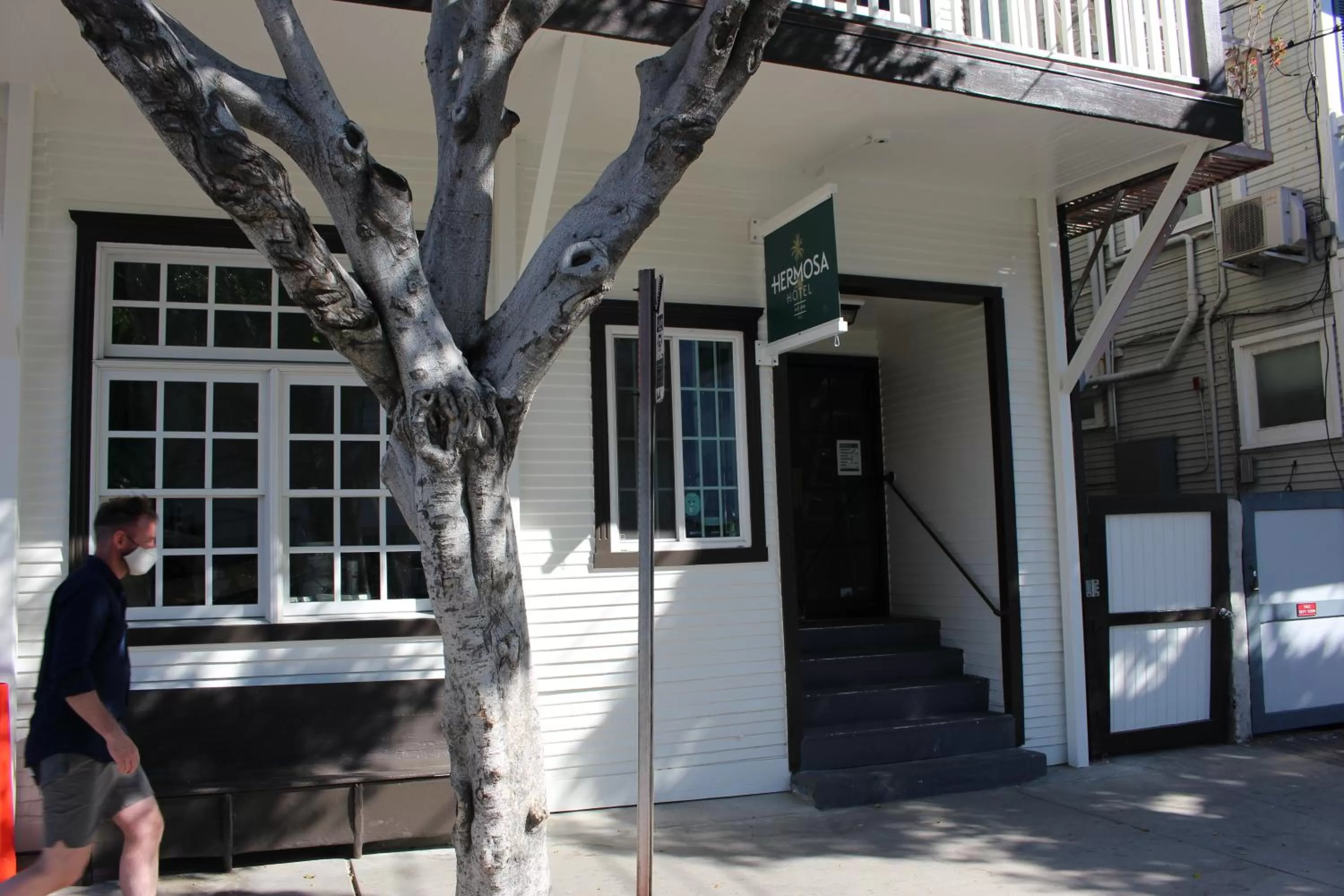 Facade/entrance in Hermosa Hotel