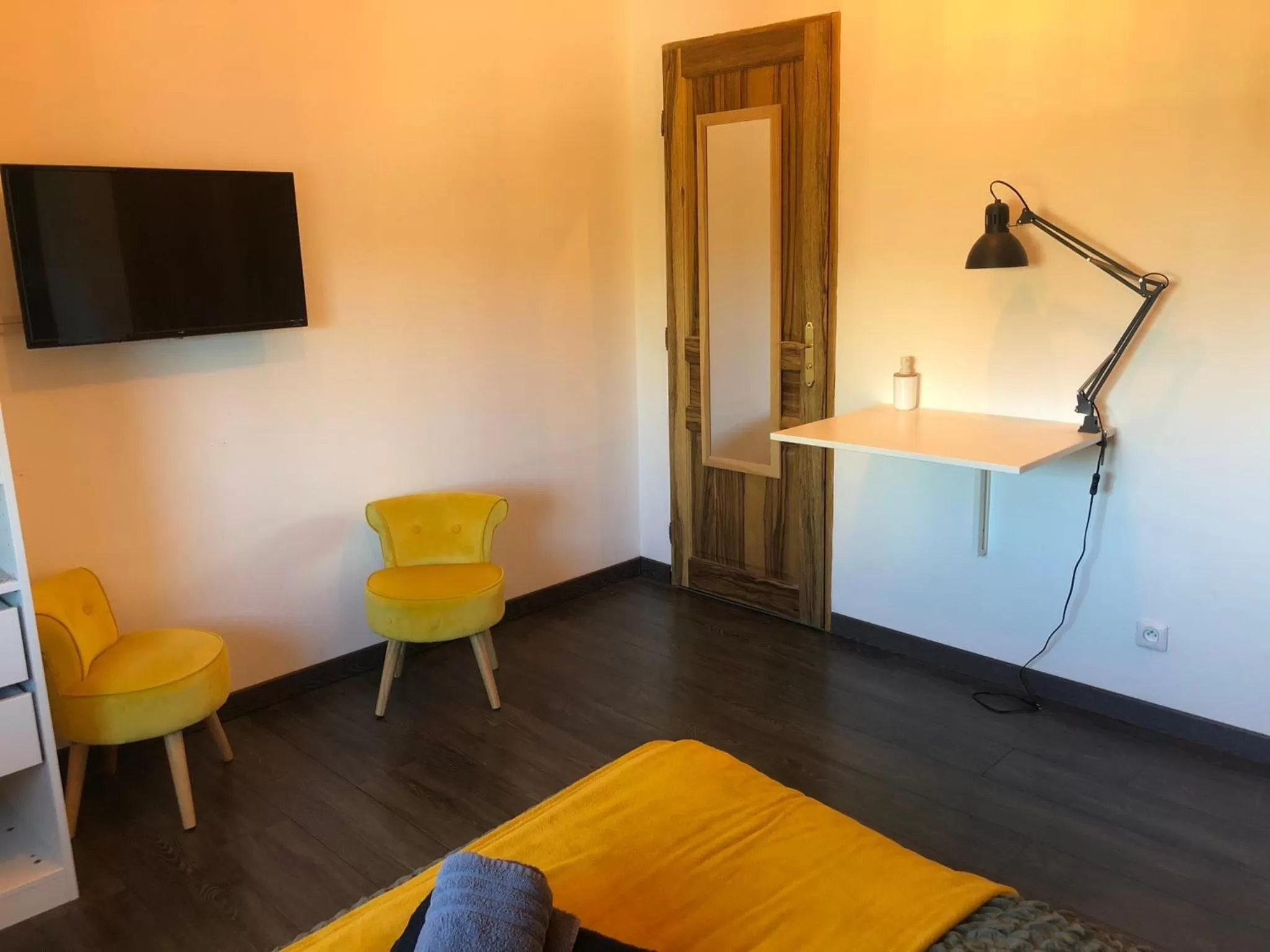 TV and multimedia in Chambres d'Hôte Dijon Clair de Lune Adults Only