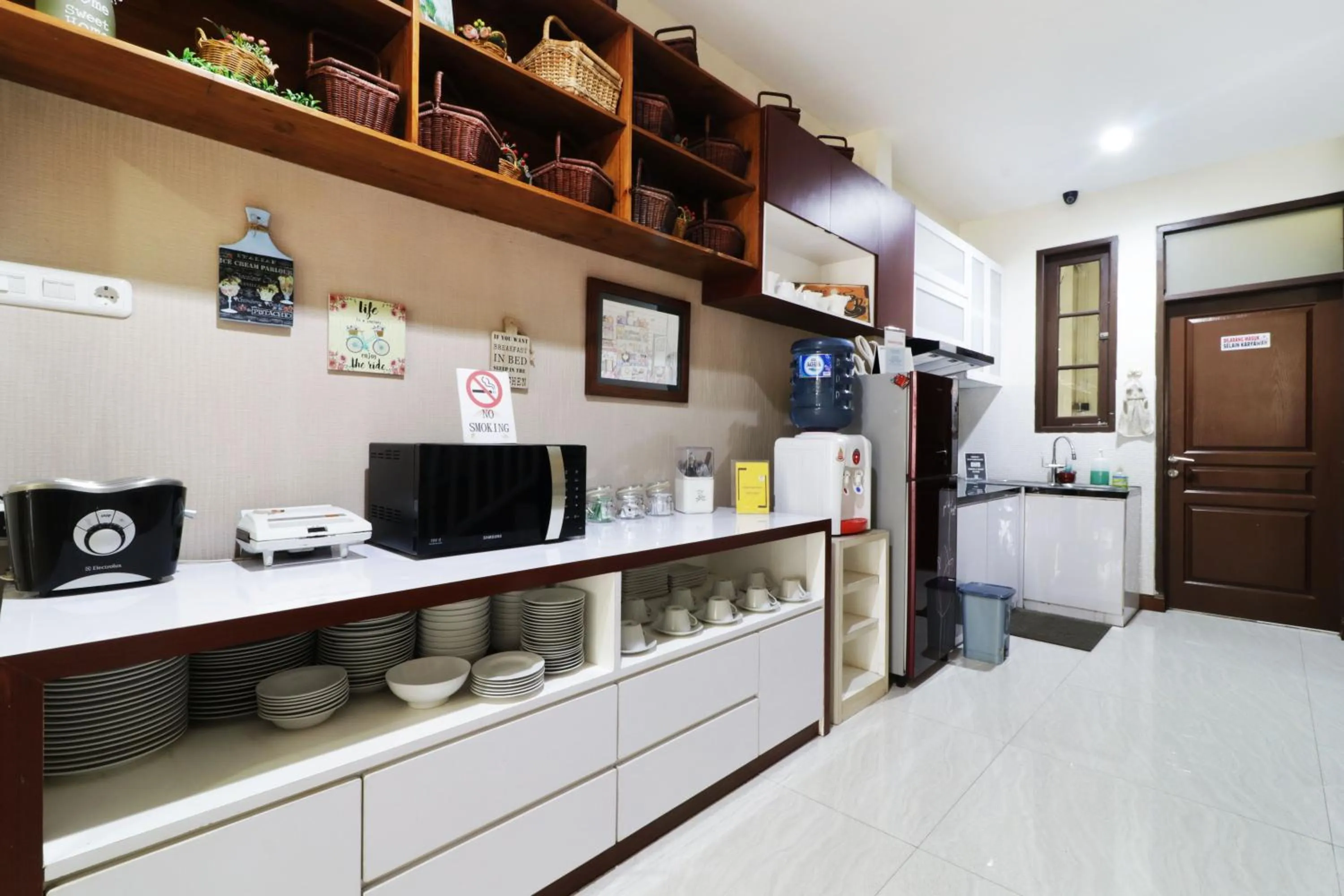 Communal kitchen in Jayagiri Guesthouse By Belgareti