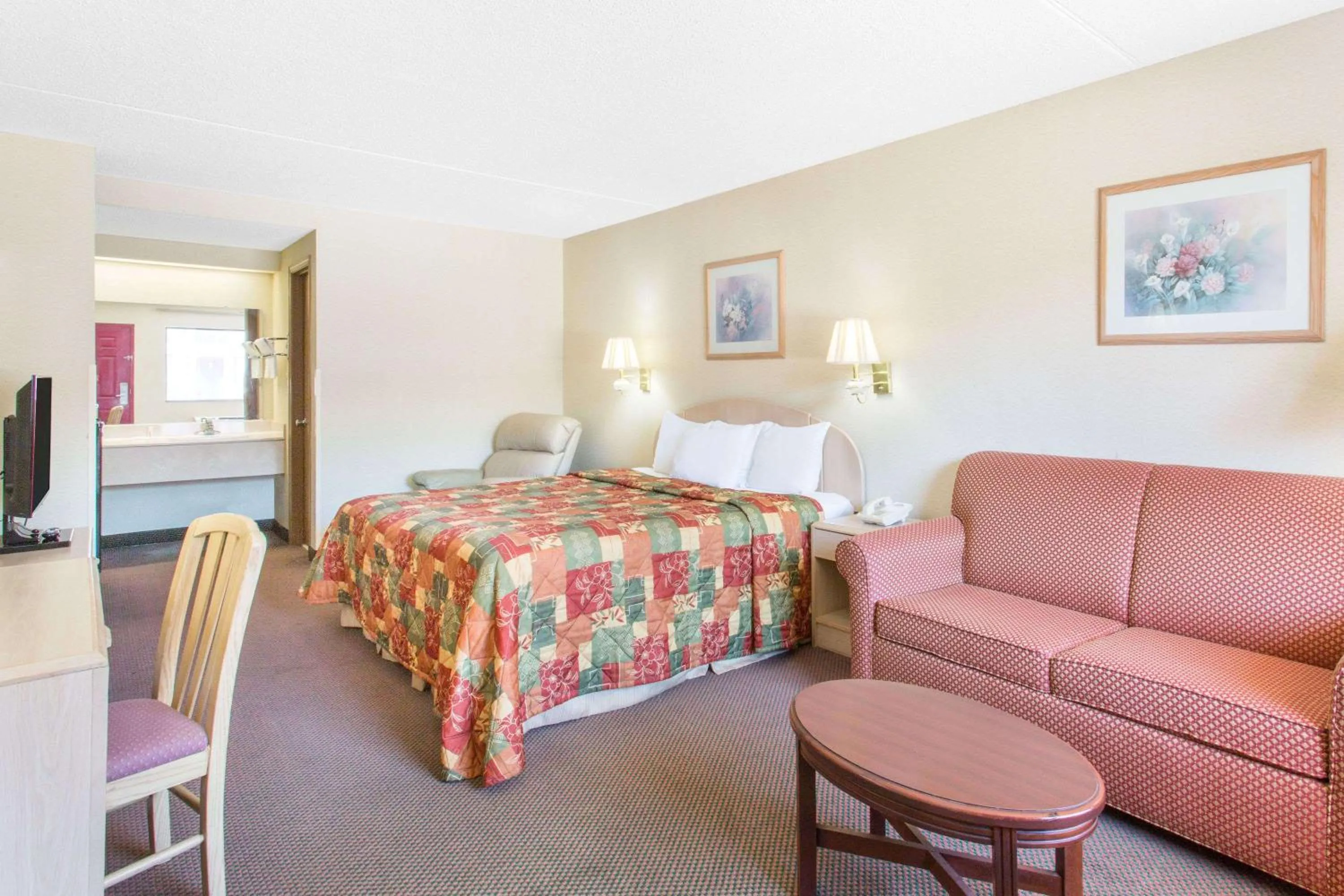 King Suite - Smoking in Days Inn & Suites by Wyndham Bentonville