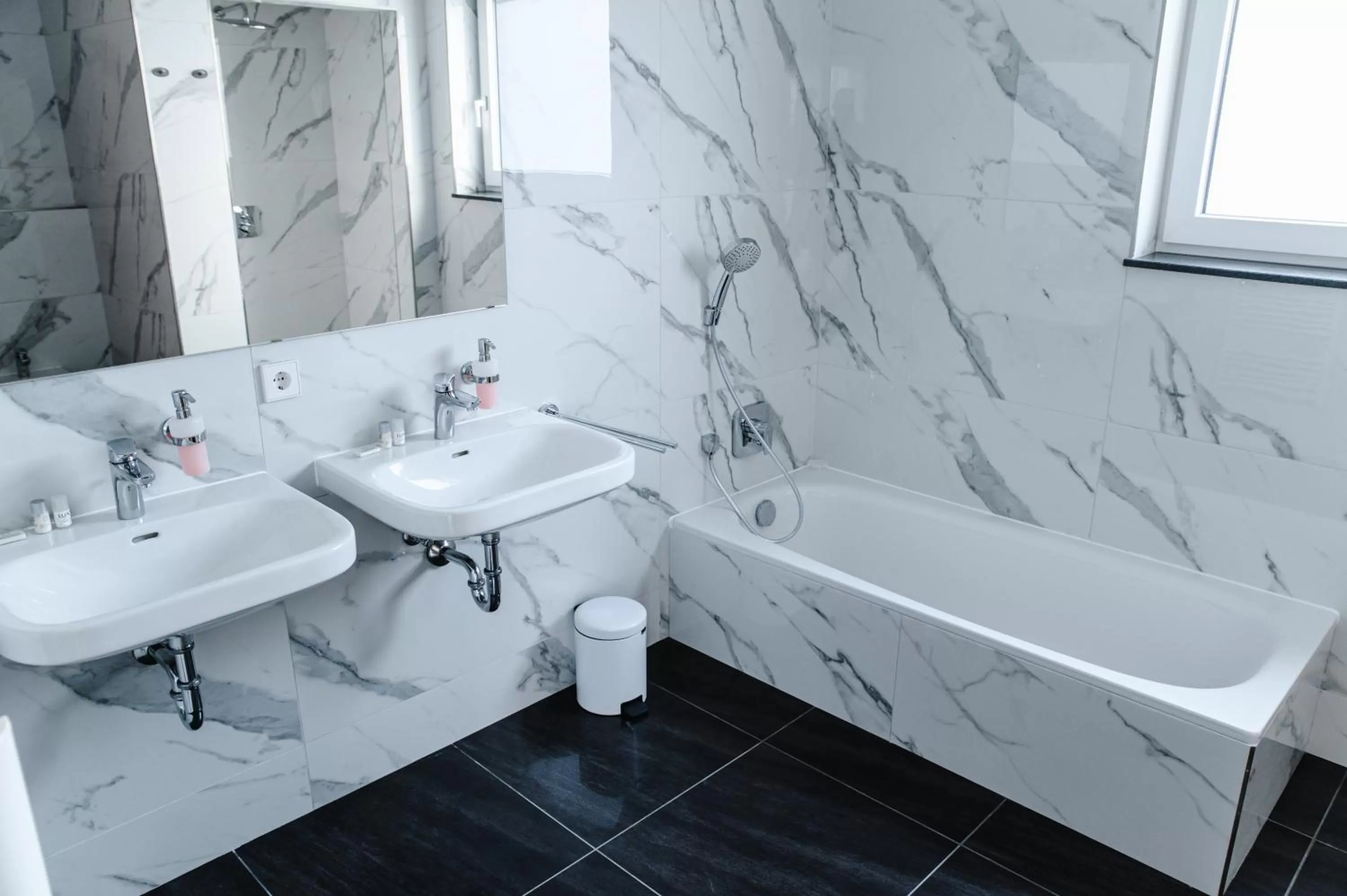 Bathroom in Hotel Flora