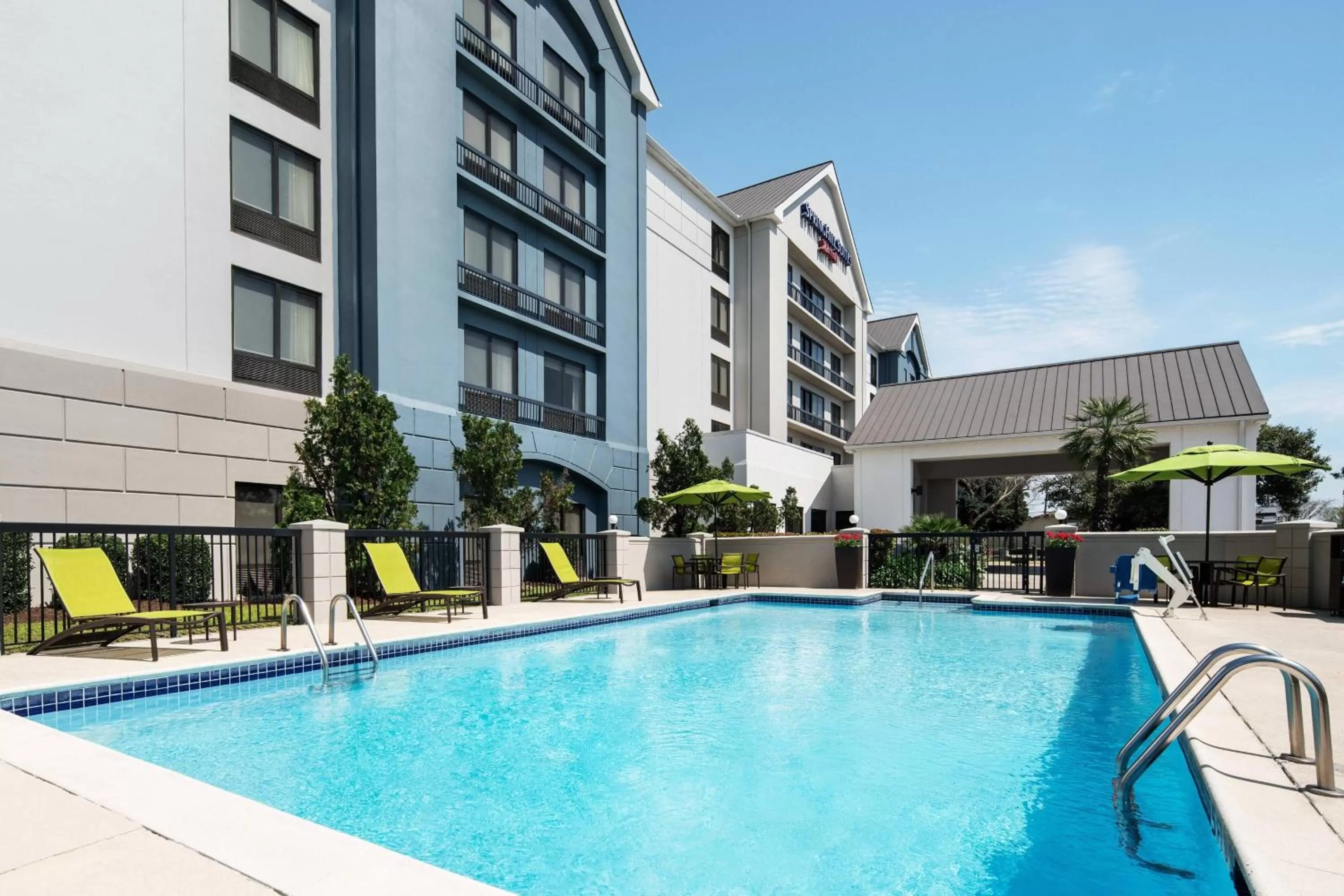 Swimming pool in SpringHill Suites Houston Hobby Airport