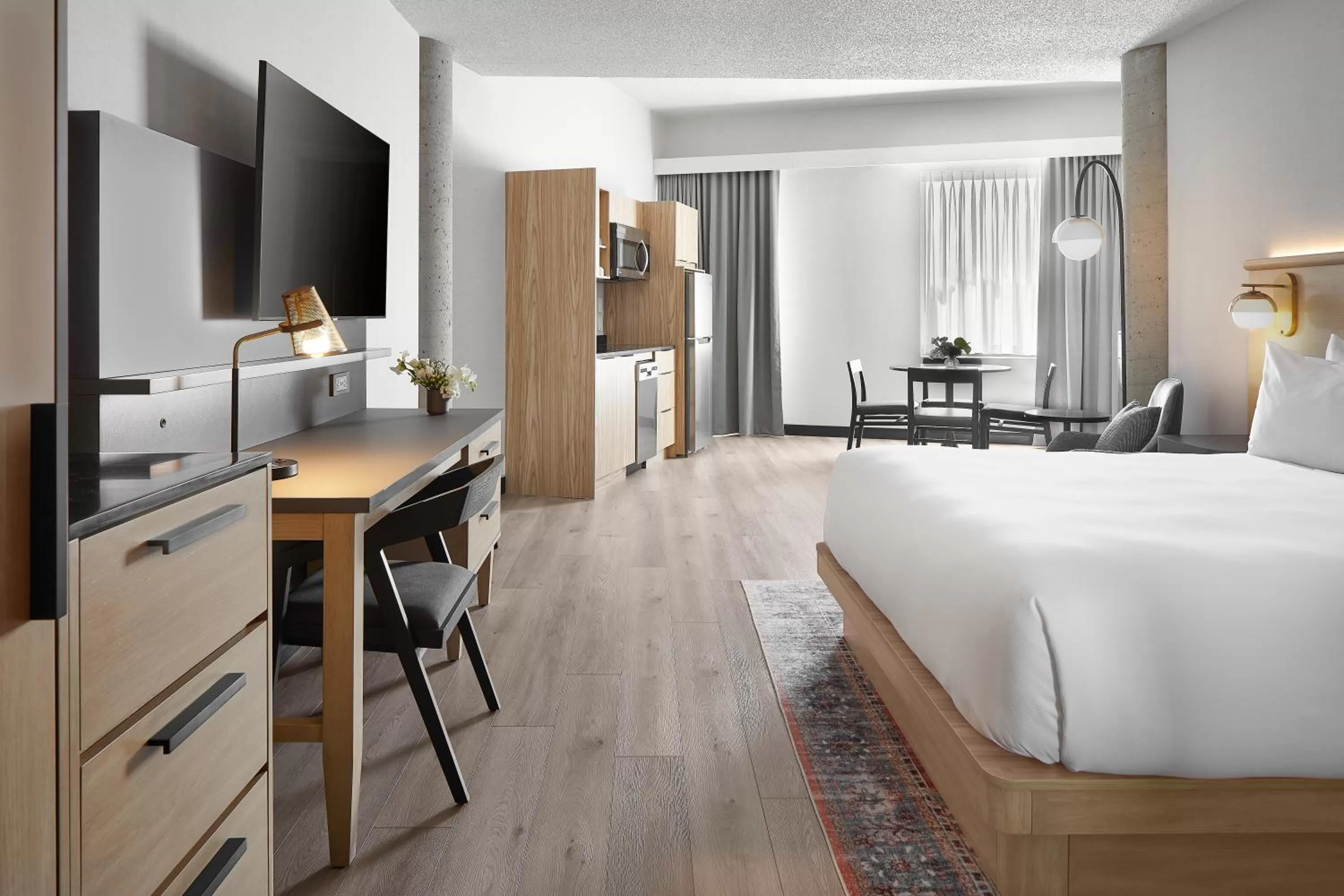 Kitchen or kitchenette, Bed in Hôtel MOCO Valleyfield