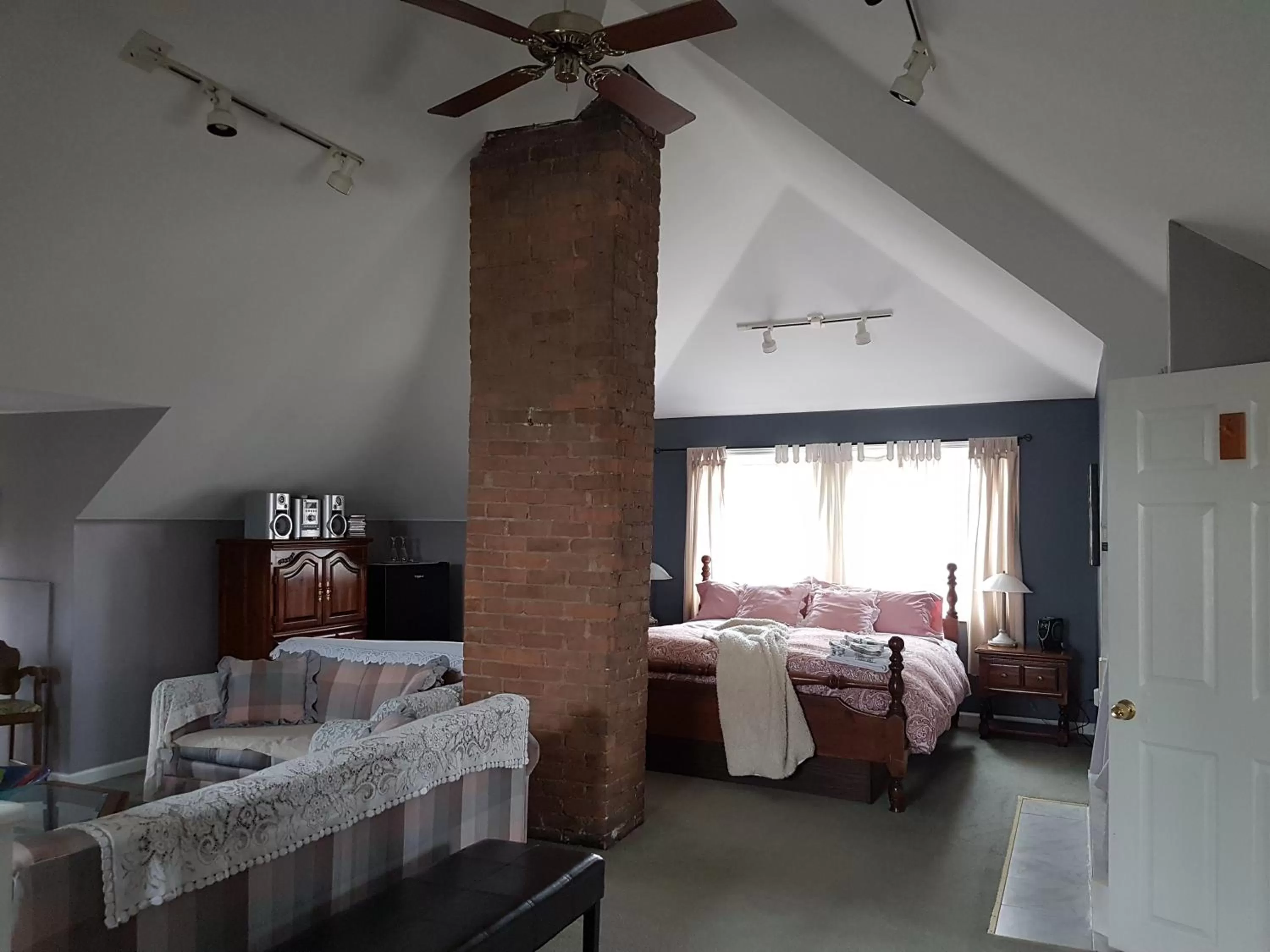 Bed in Ye Olde Walkerville Bed & Breakfast