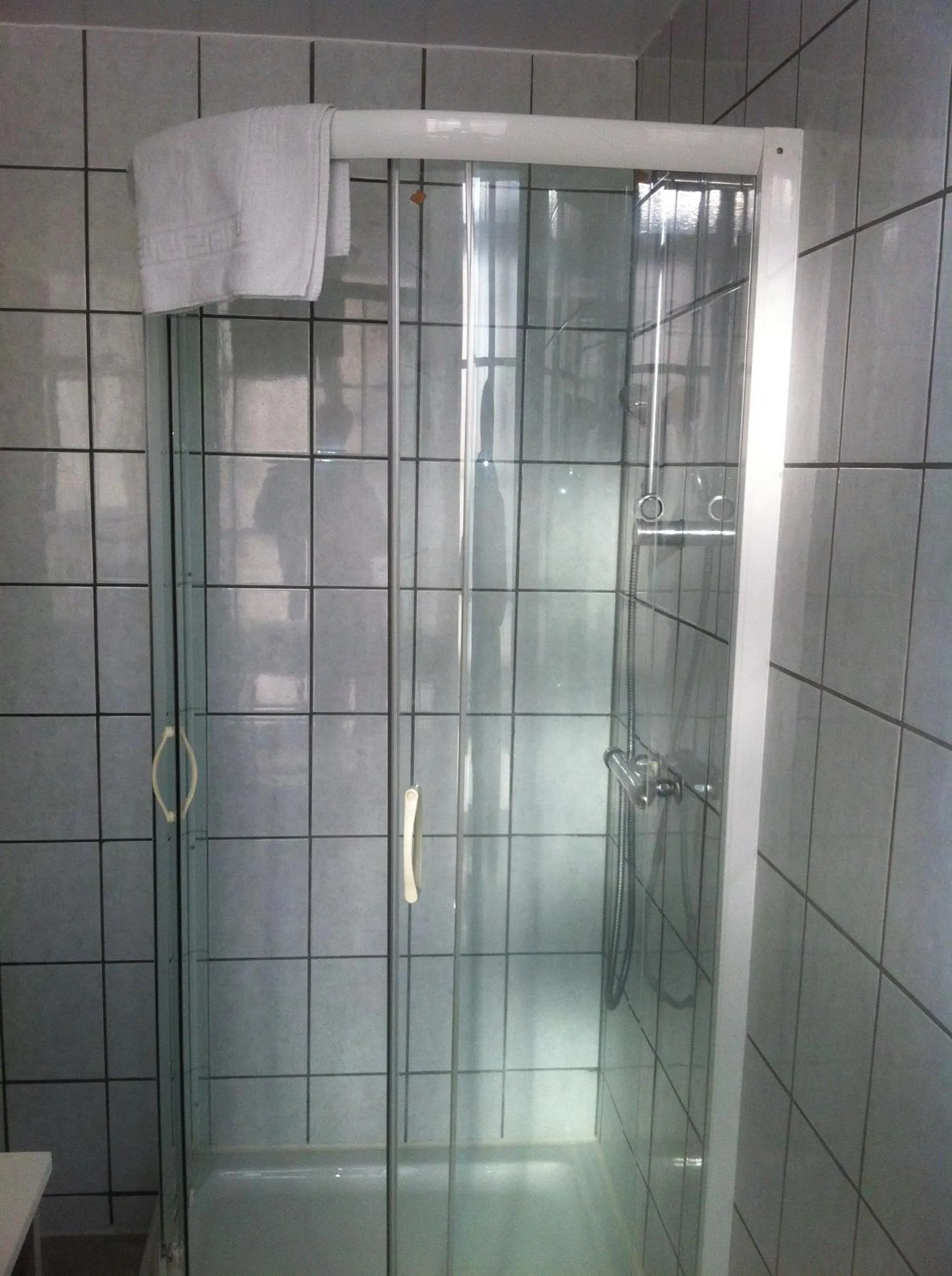 Bathroom in Hotel Couleurs Sud Centre-ville Gare Charleville-Mézières