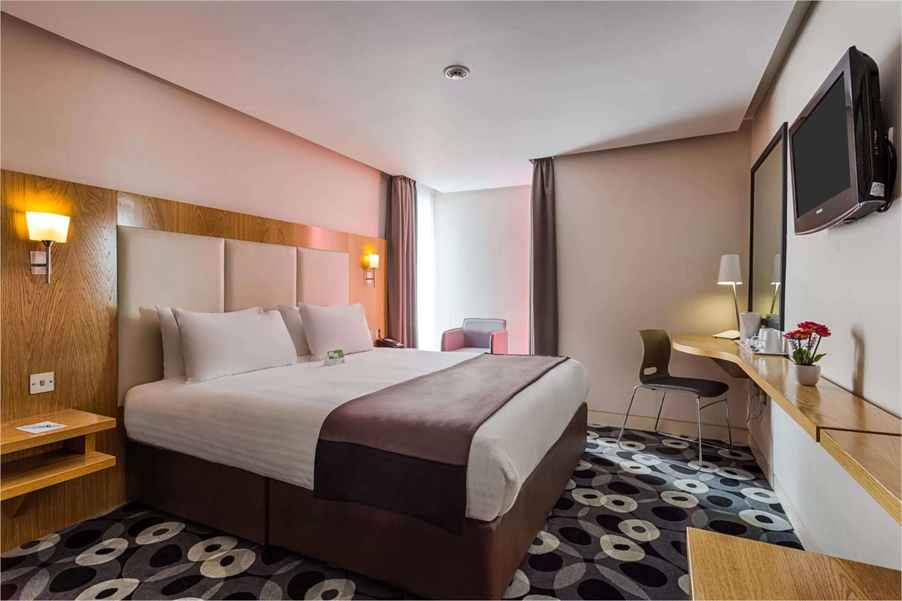 Photo of the whole room, Bed in Holiday Inn Sittingbourne by IHG