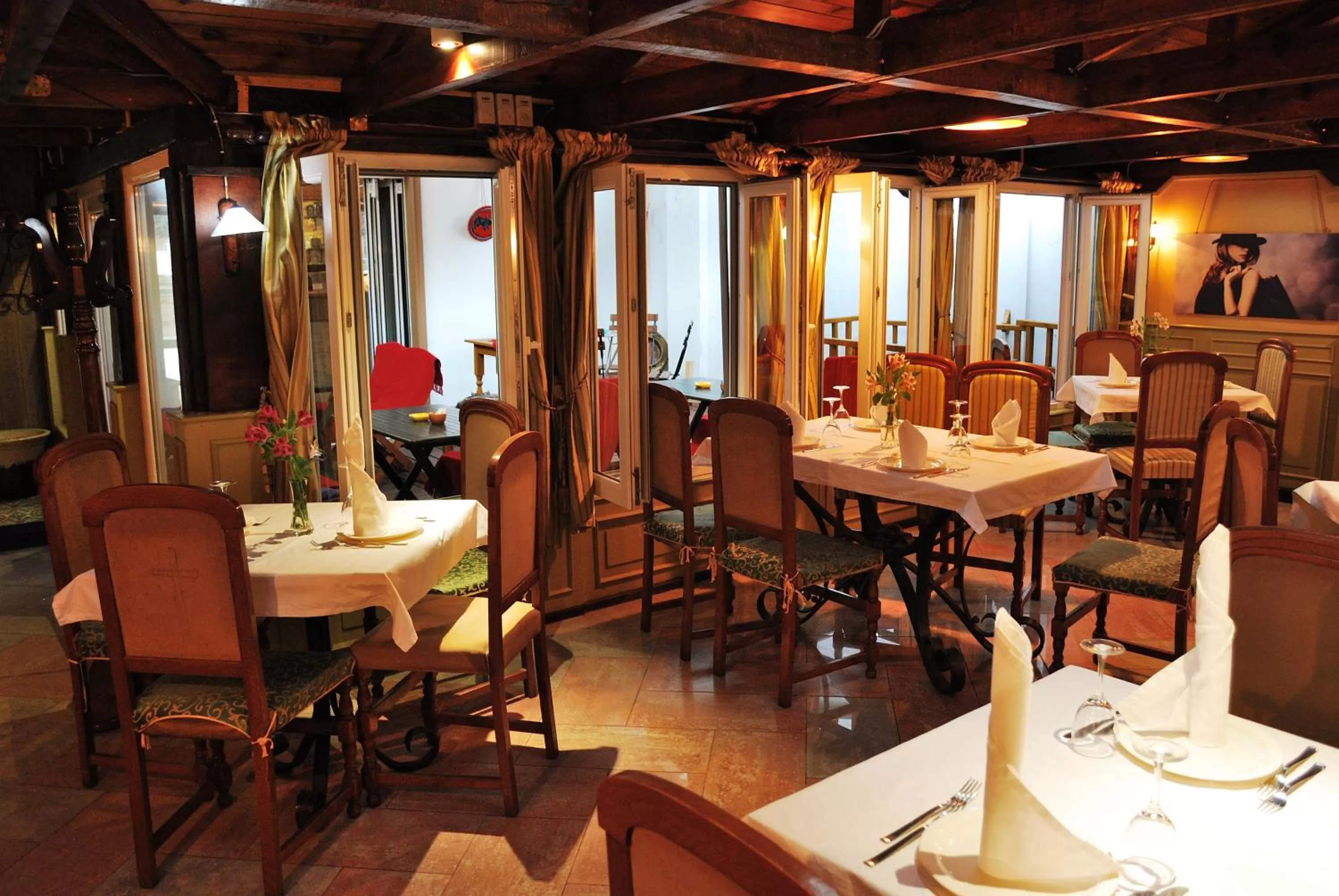 Restaurant/places to eat in Hotel LONDON