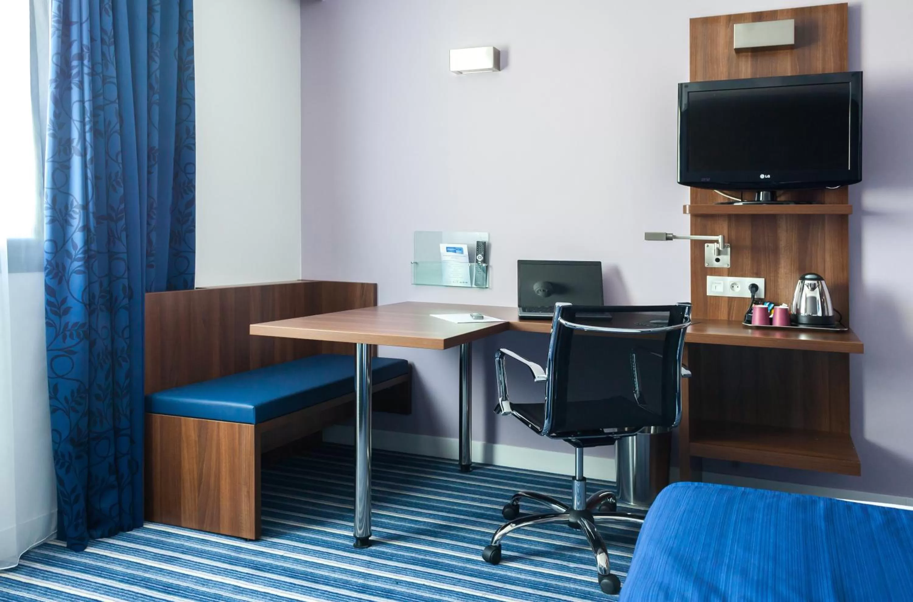 Photo of the whole room in Holiday Inn Express Montpellier - Odysseum by IHG