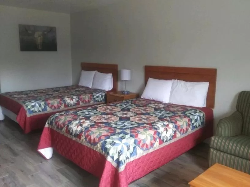 Bed in Whispering Creek Lodging & RV Resort