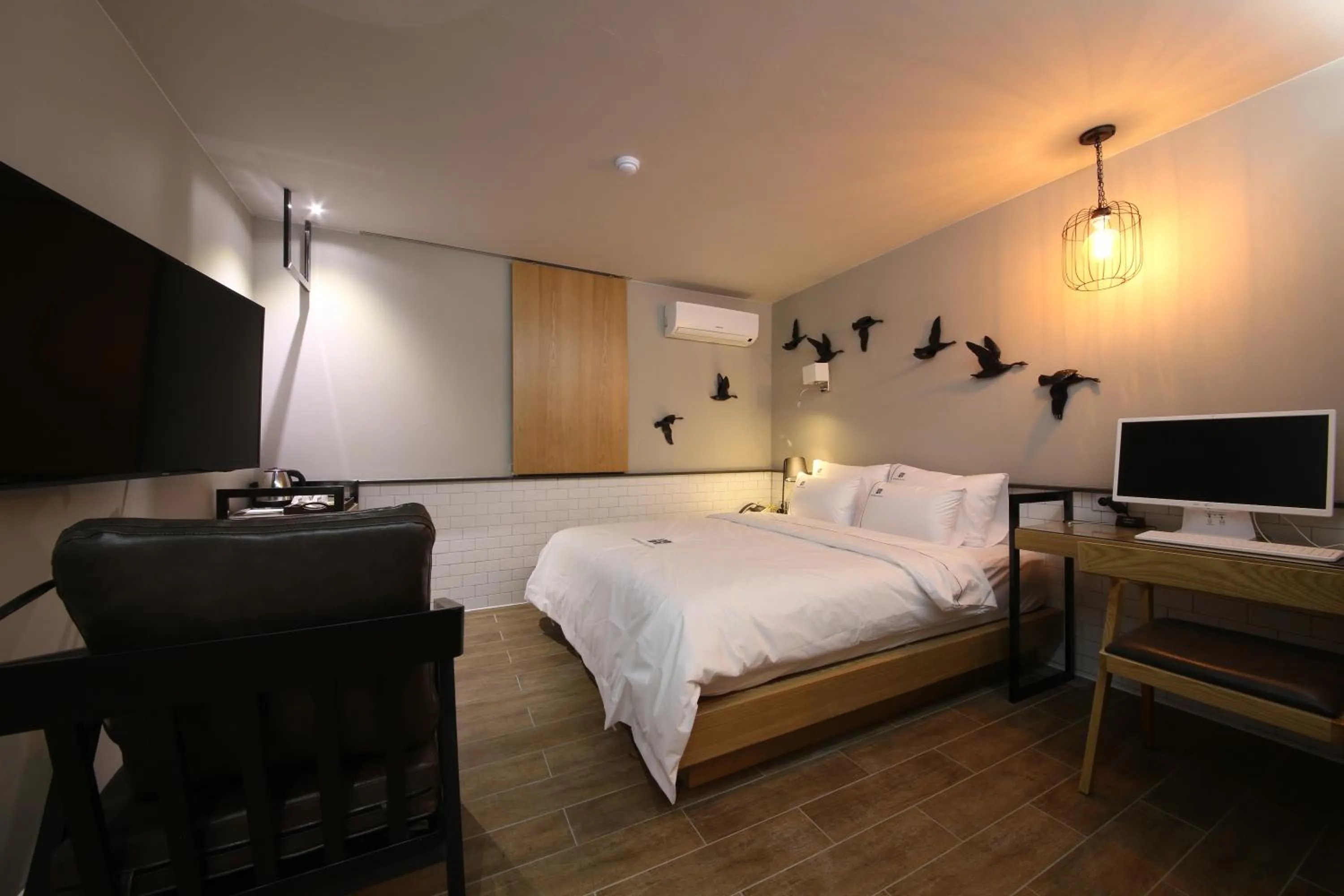 Animals, Bed in Avenue Hotel