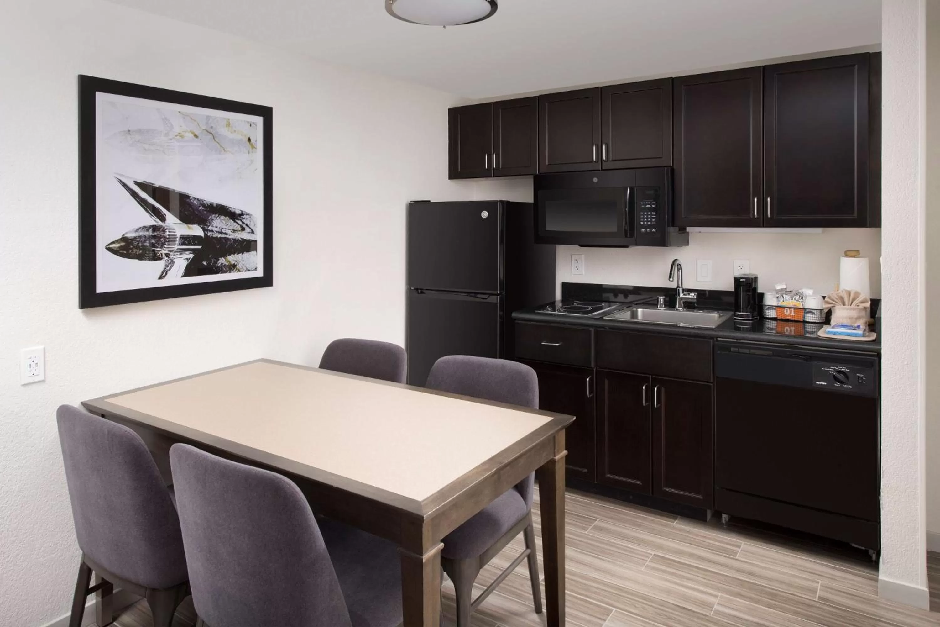 Kitchen or kitchenette in Hampton Inn & Suites Anaheim Garden Grove