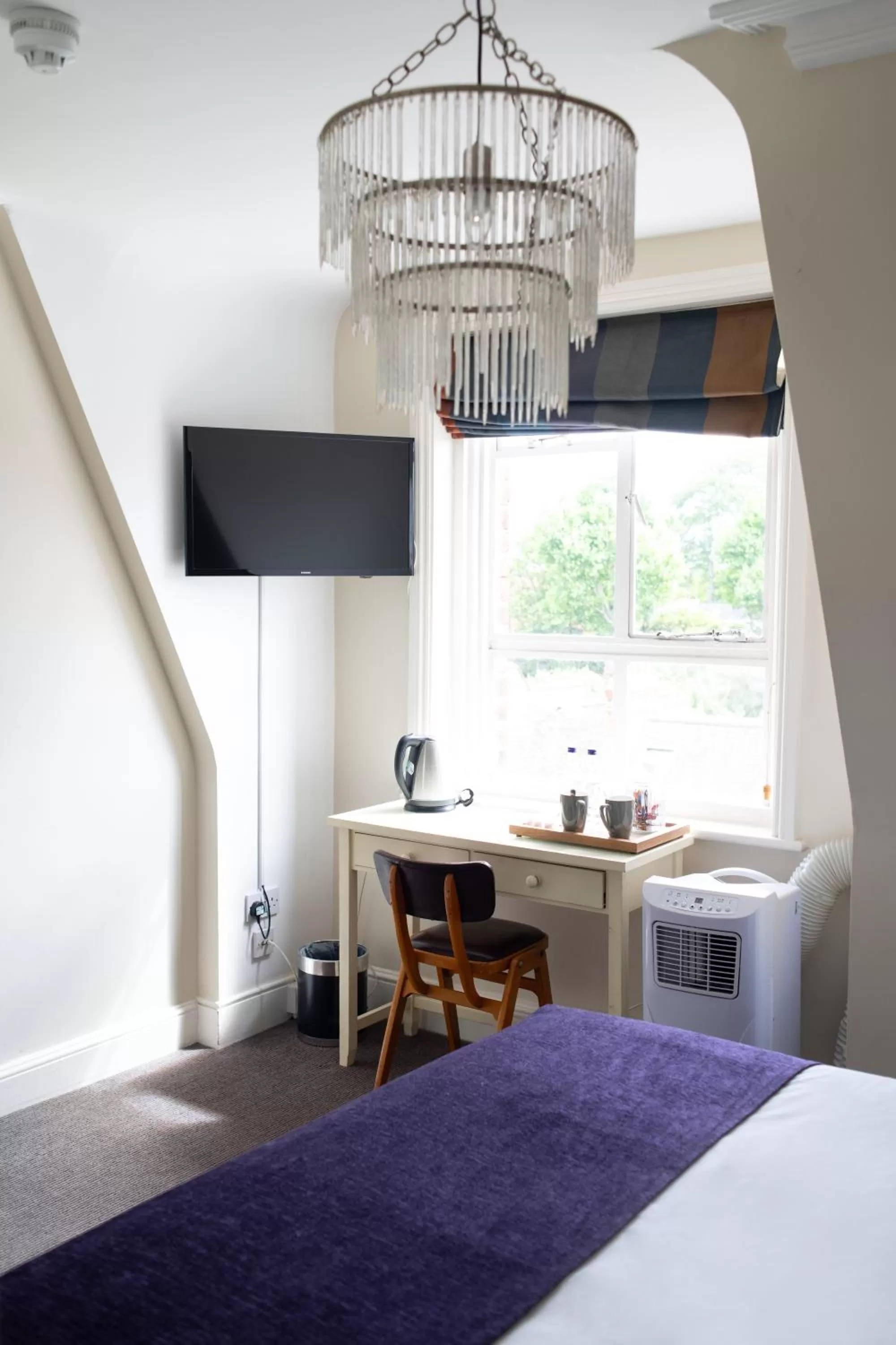 Seating area, Bed in Kew Gardens Hotel