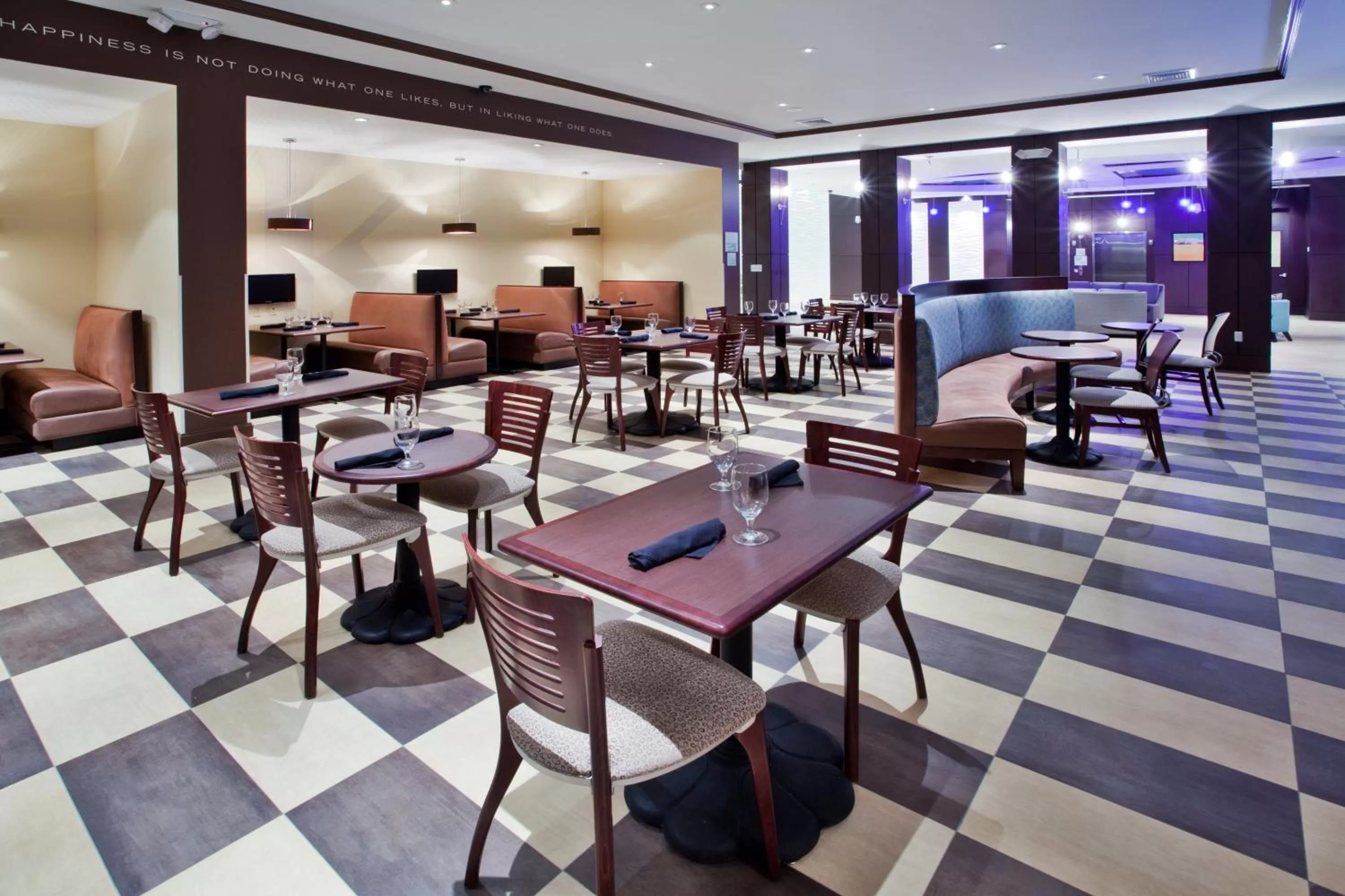 Restaurant/places to eat in Holiday Inn Macon North by IHG