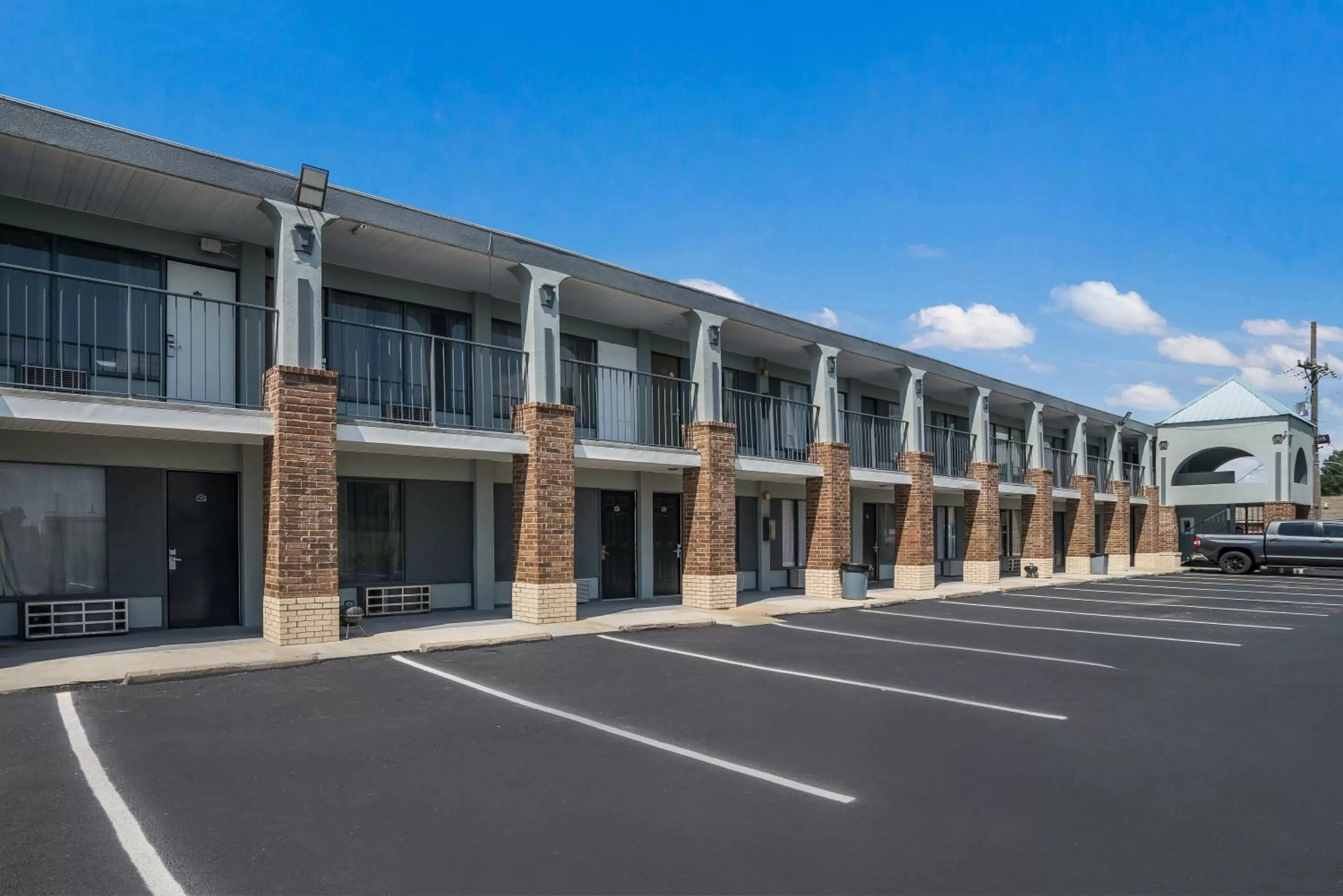 Property building in Americas Best Value Inn and Suites Blytheville by Sonesta