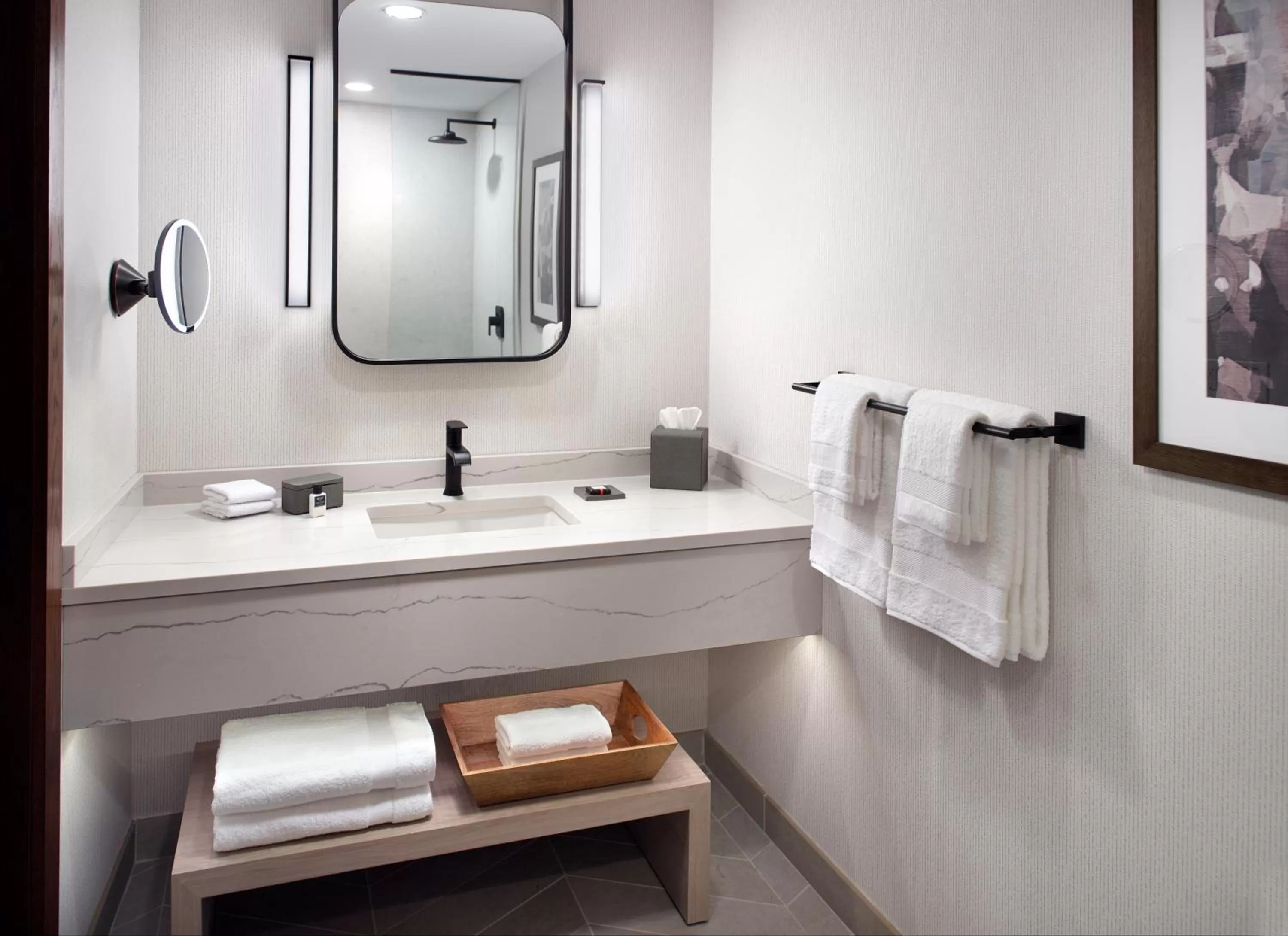 Deluxe Queen Room in Omni Viking Lakes