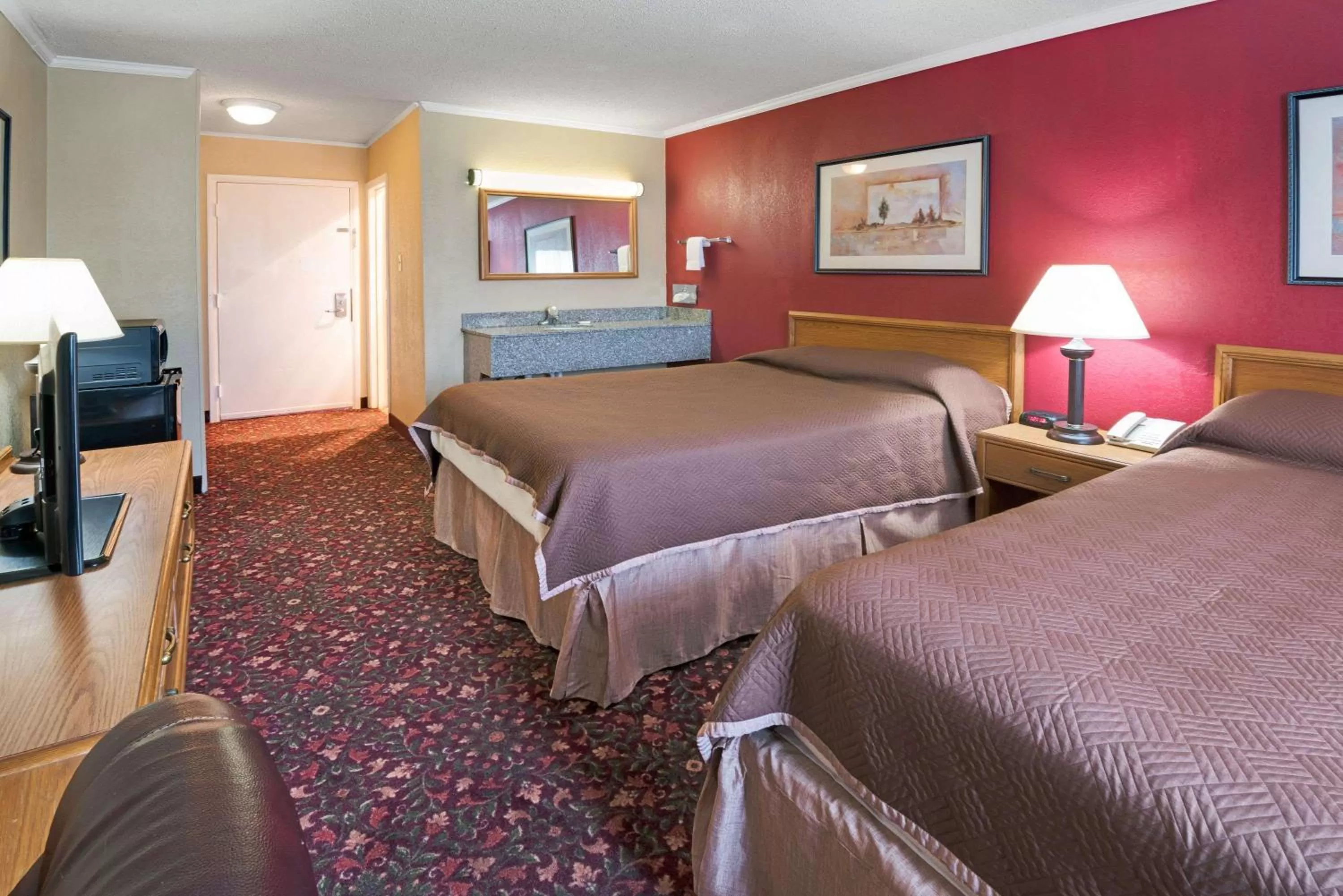 Photo of the whole room, Bed in Travelodge by Wyndham Beckley