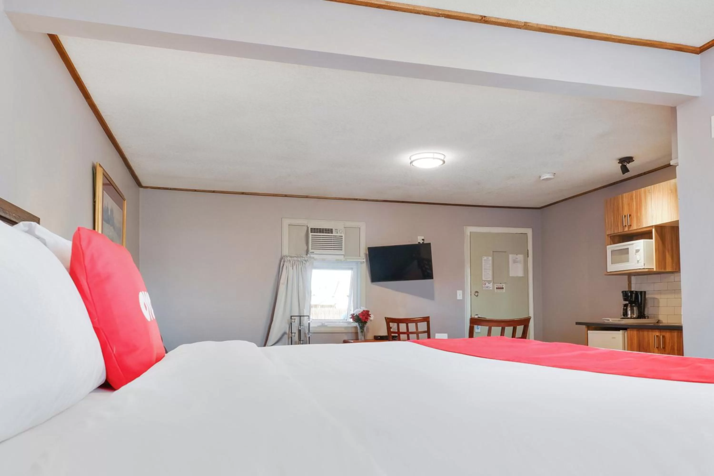 Photo of the whole room, Bed in Hotel Bethel - Fort MacLeod, AB