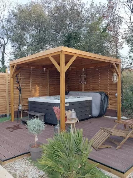 Hot Tub in Maison d'Hôtes & Spa La Chêneraie-Provence Ventoux