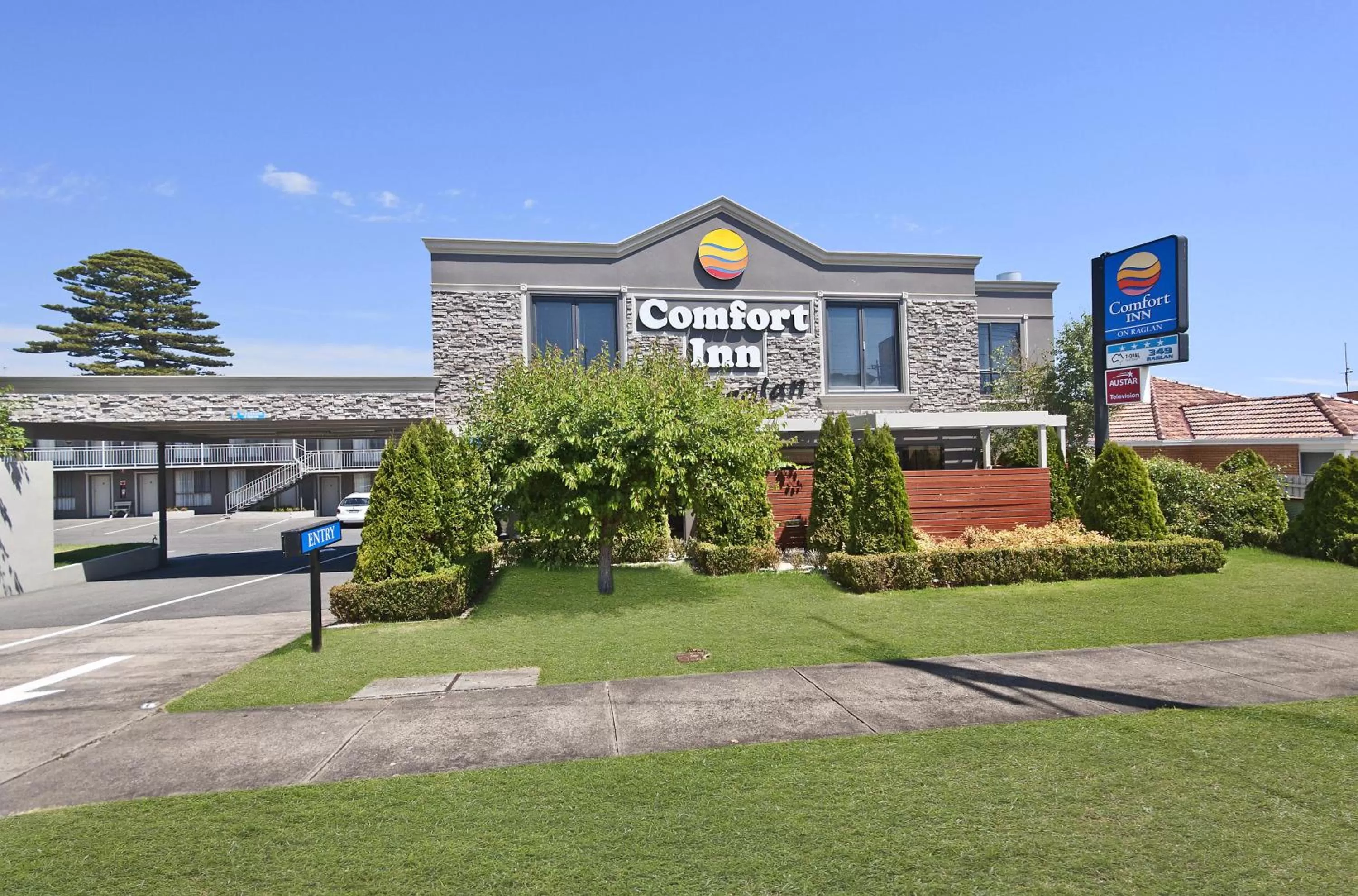 Facade/entrance in Comfort Inn On Raglan