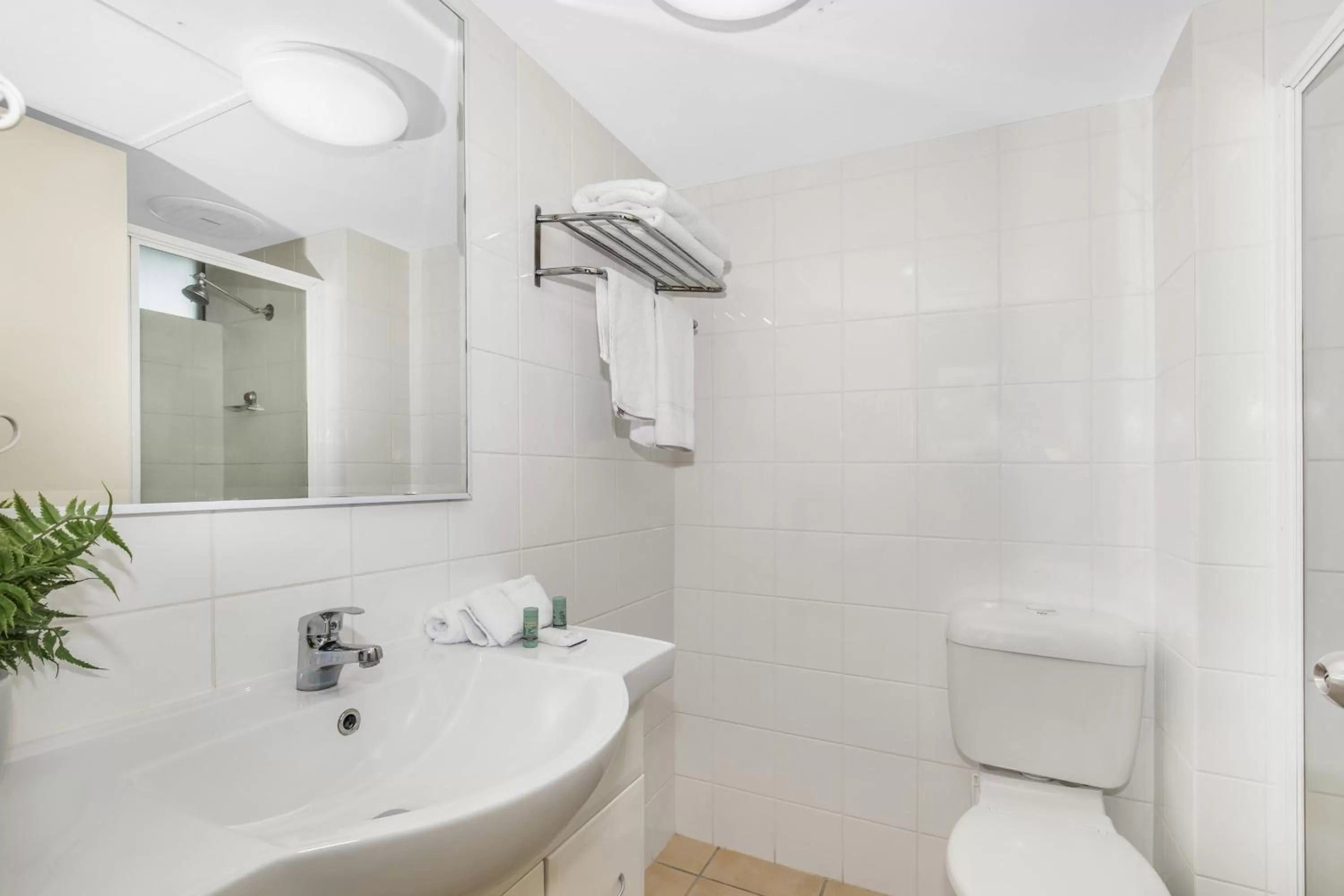 Bathroom in Best Western Airport 85 Motel