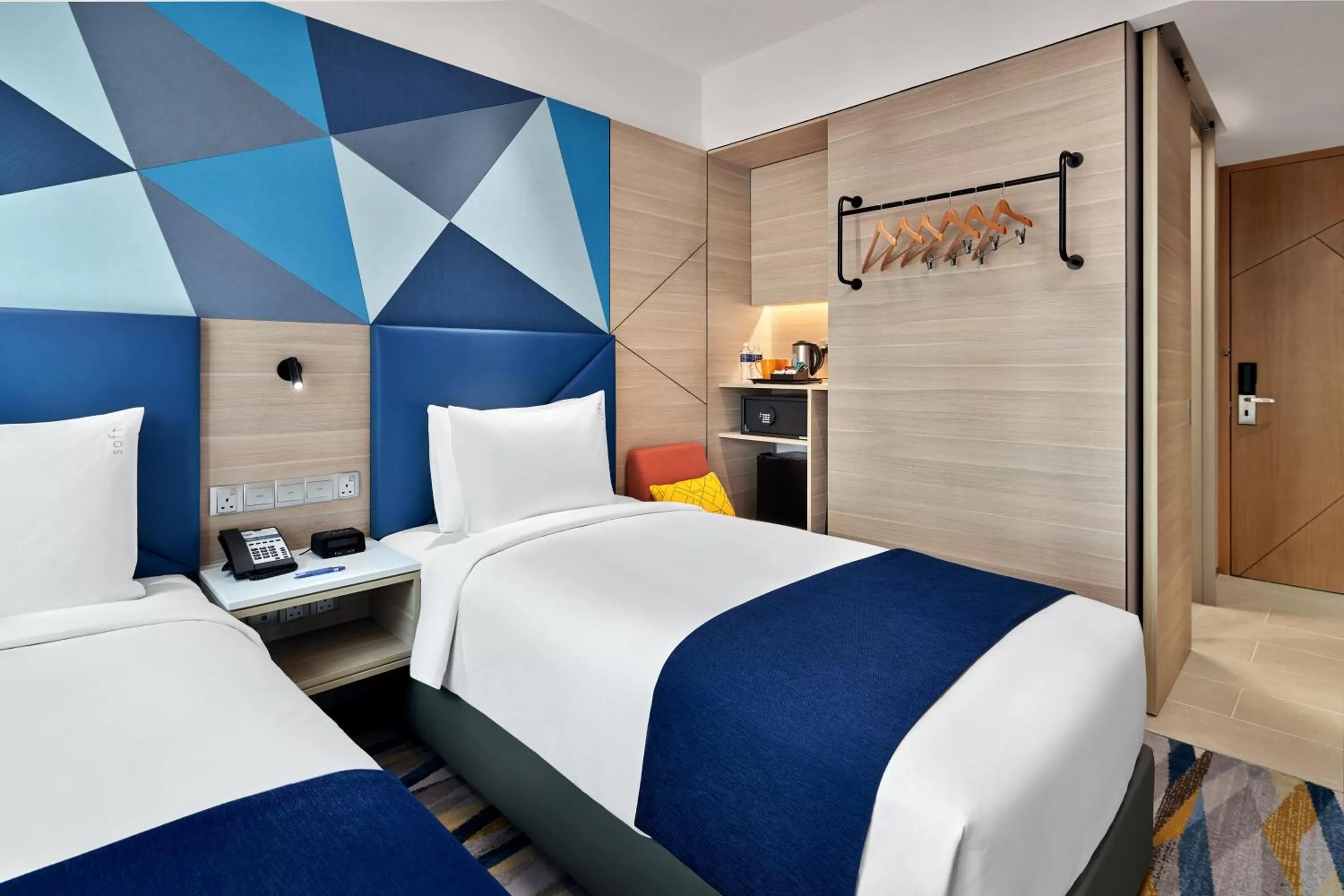 Photo of the whole room, Bed in Holiday Inn Express Singapore Serangoon by IHG