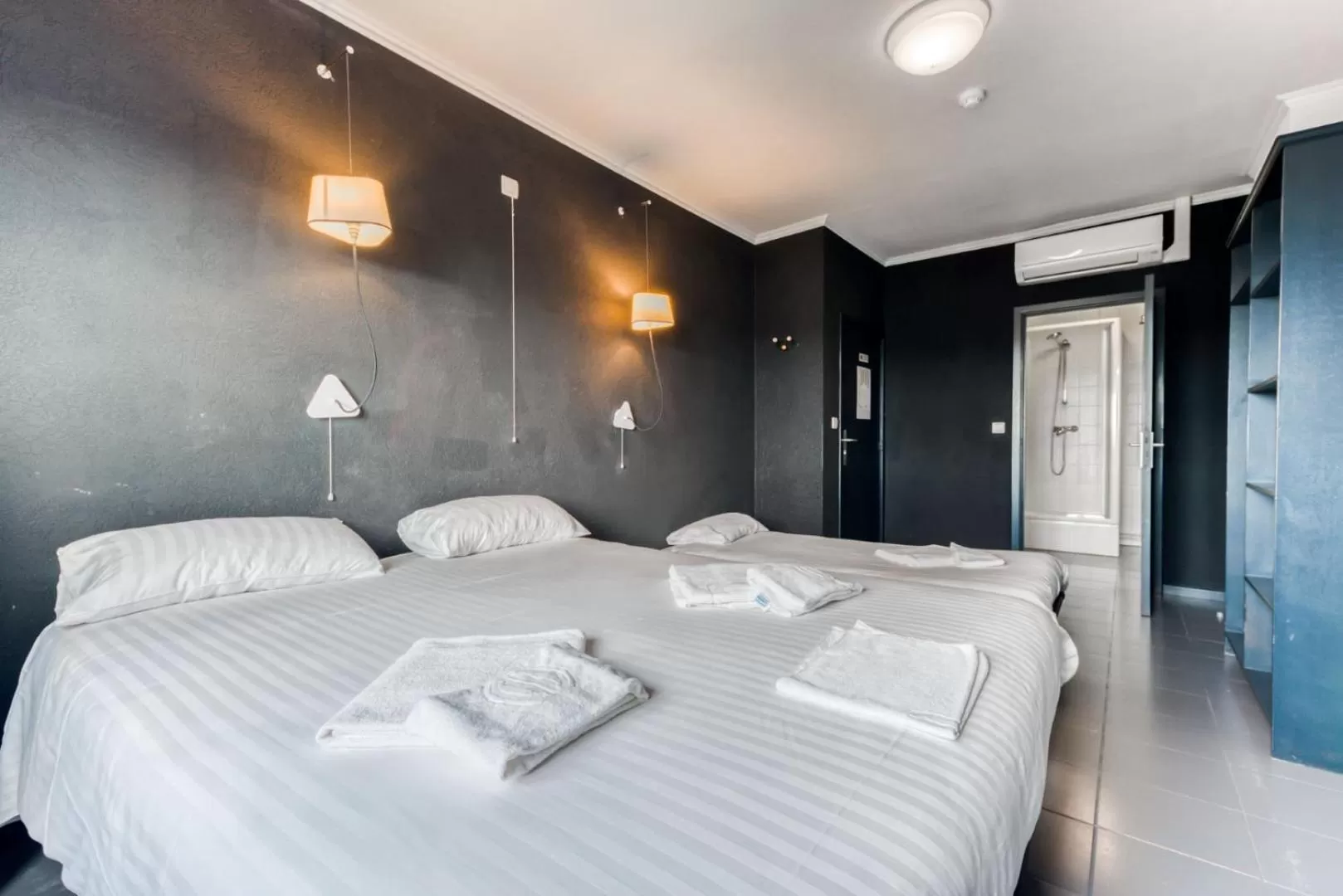 Bedroom, Bed in Hôtel de la Gare